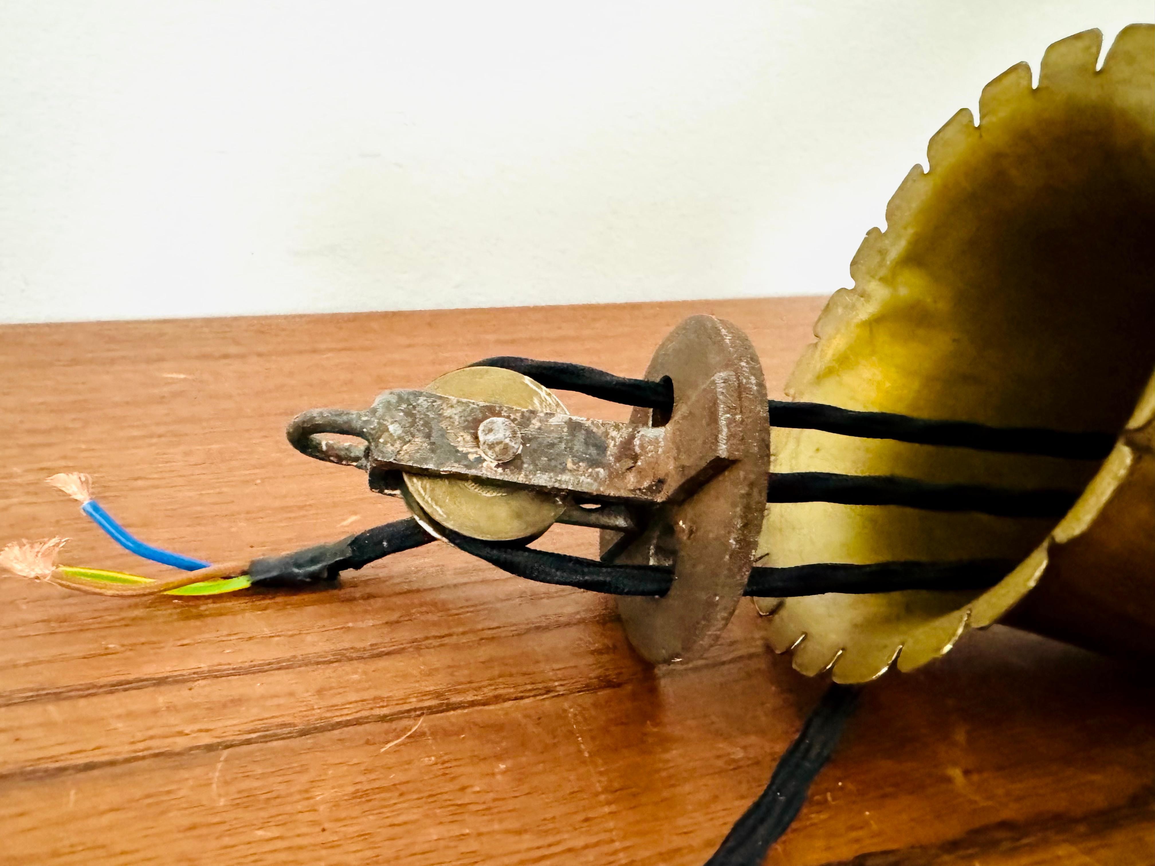 Lampada a sospensione regolabile in ottone con contrappeso in vendita 6