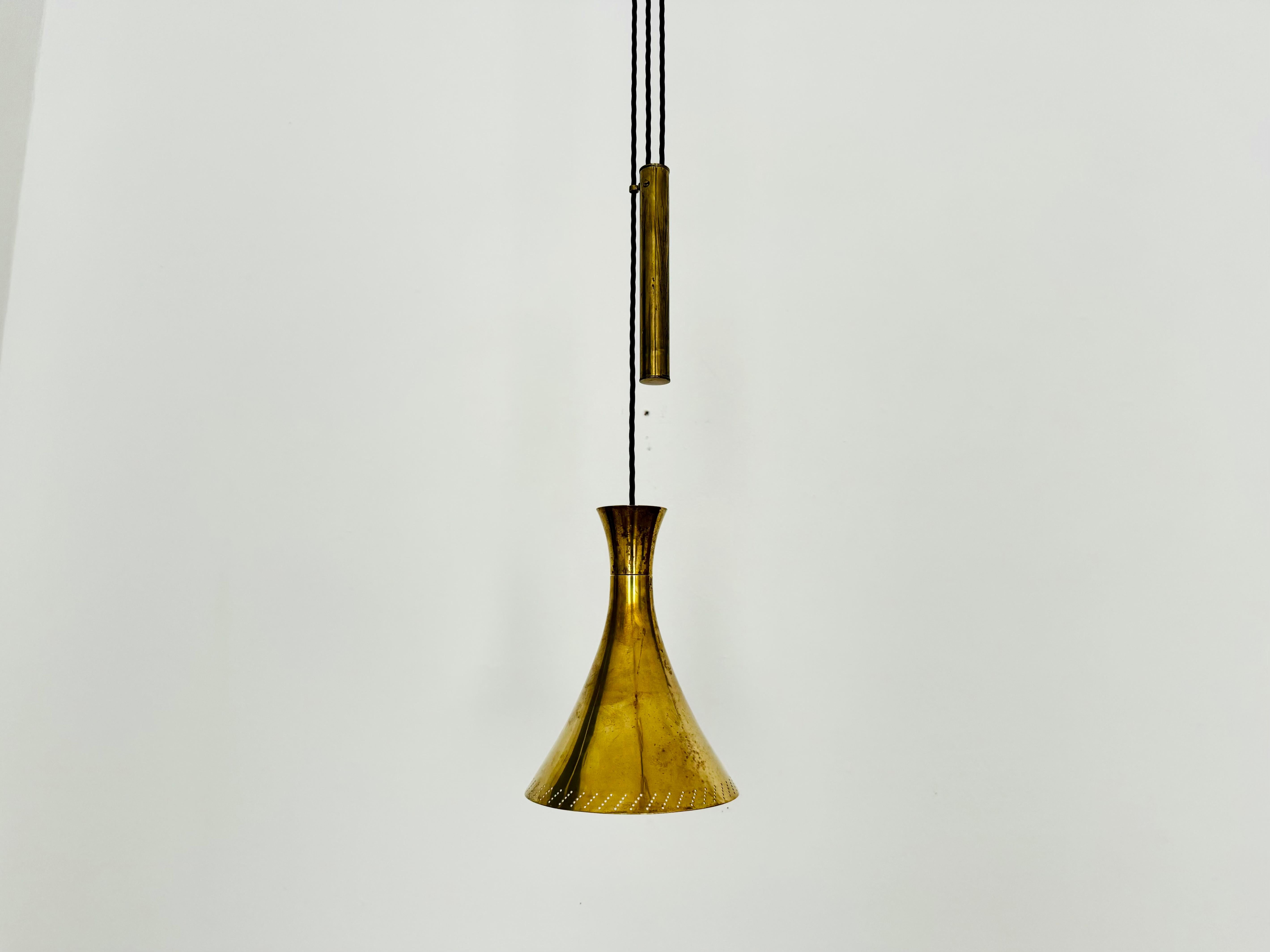 Rarissima lampada a sospensione regolabile in altezza degli anni '50.
Design molto elegante e lavorazione di alta qualità.
Crea una luce molto confortevole e un bellissimo gioco di luci attraverso i piccoli fori del paralume.

Condizioni: