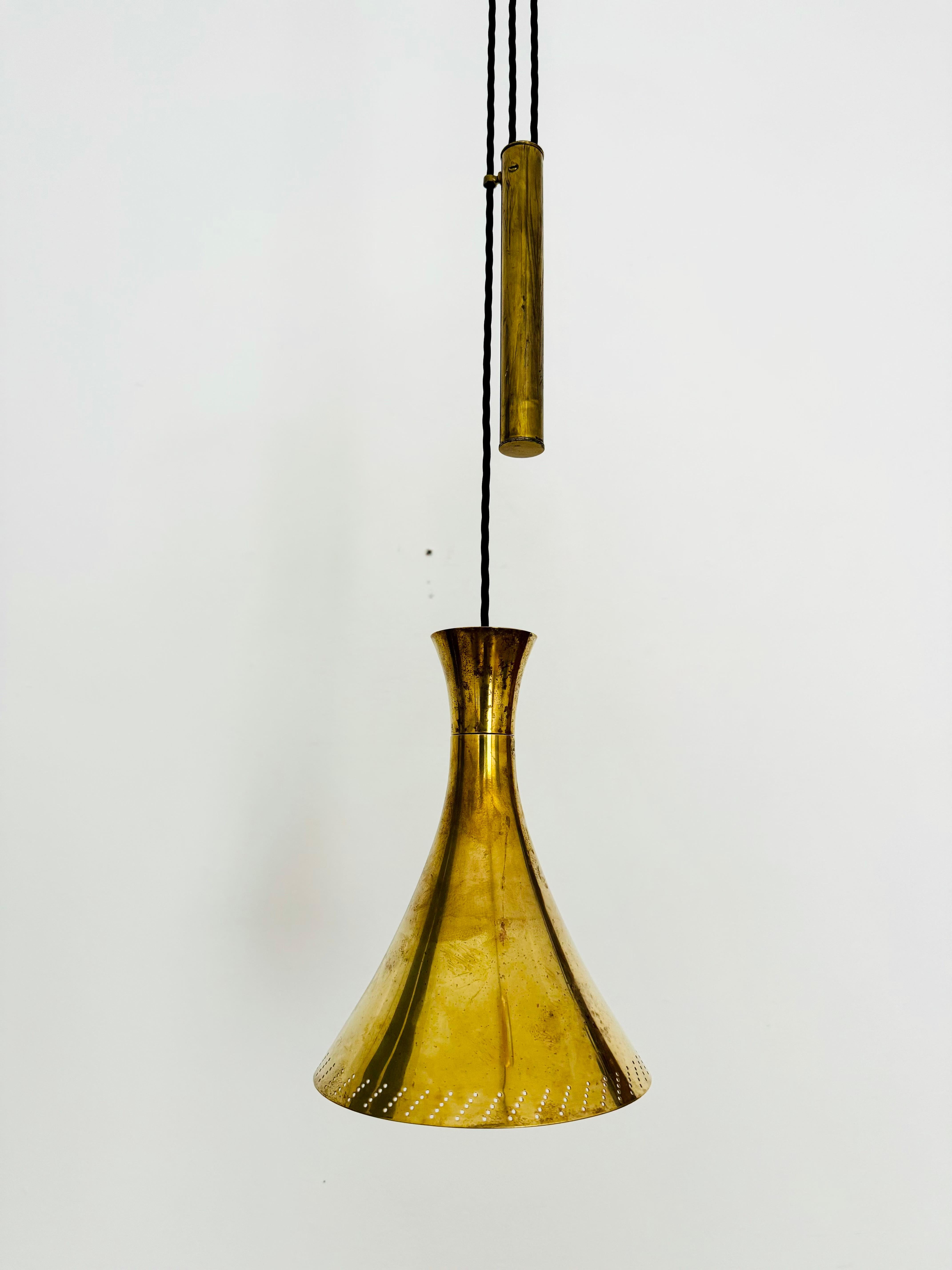 Scandinavo moderno Lampada a sospensione regolabile in ottone con contrappeso in vendita