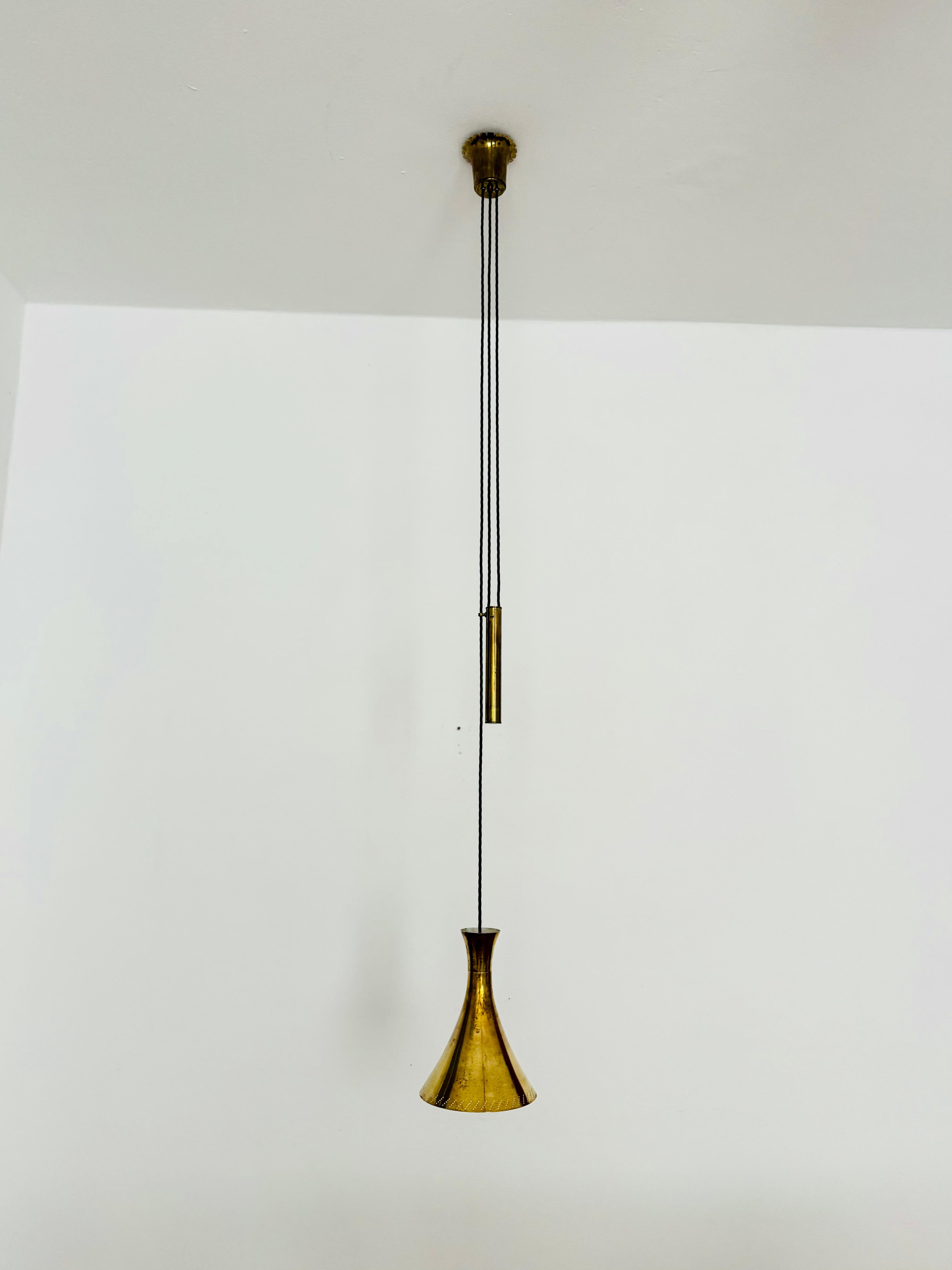 Lampada a sospensione regolabile in ottone con contrappeso In condizioni buone in vendita a München, DE