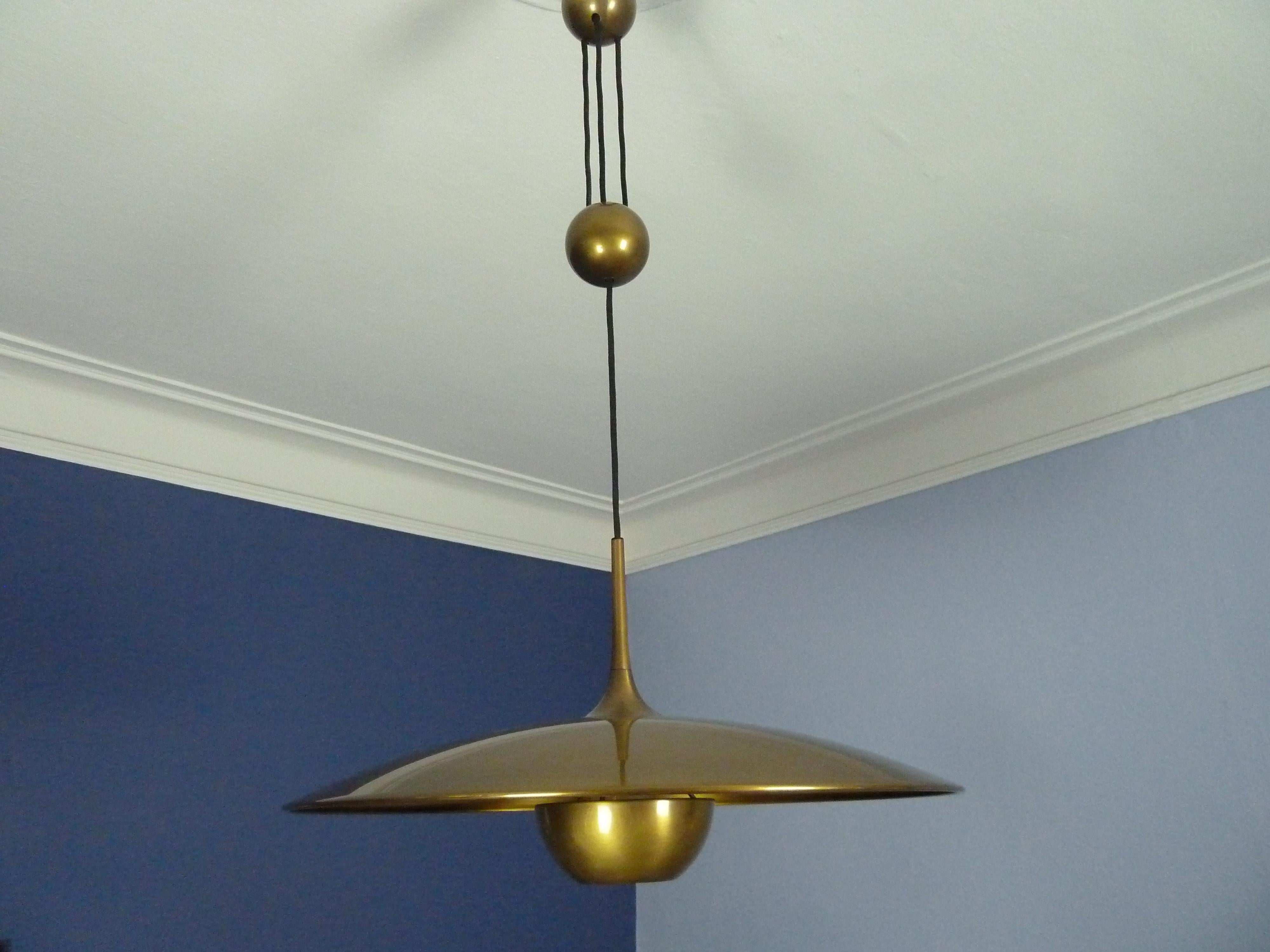 An elegant adjustable brass pendant Onos55 by Florian Schulz with a special Central Counterweight Counter Balance, adjustable from a maximum of 145cm to a minimum of 80cm.
With its brass/bronced brushed Finnish this high -quality German Product