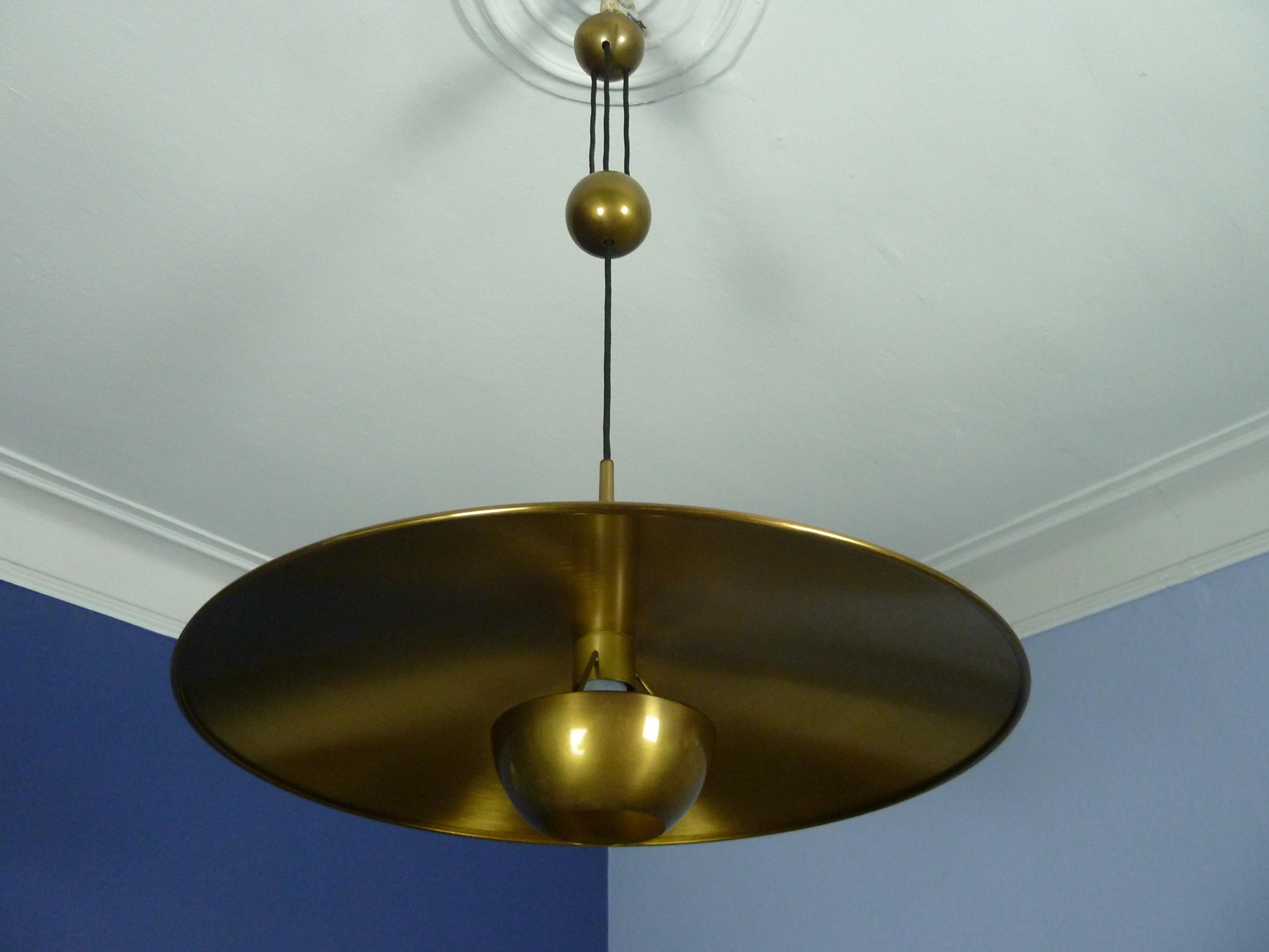 Adjustable Brass Pendant Onos55 by Florian Schulz with a Central Counterweight In Good Condition In Halle, DE