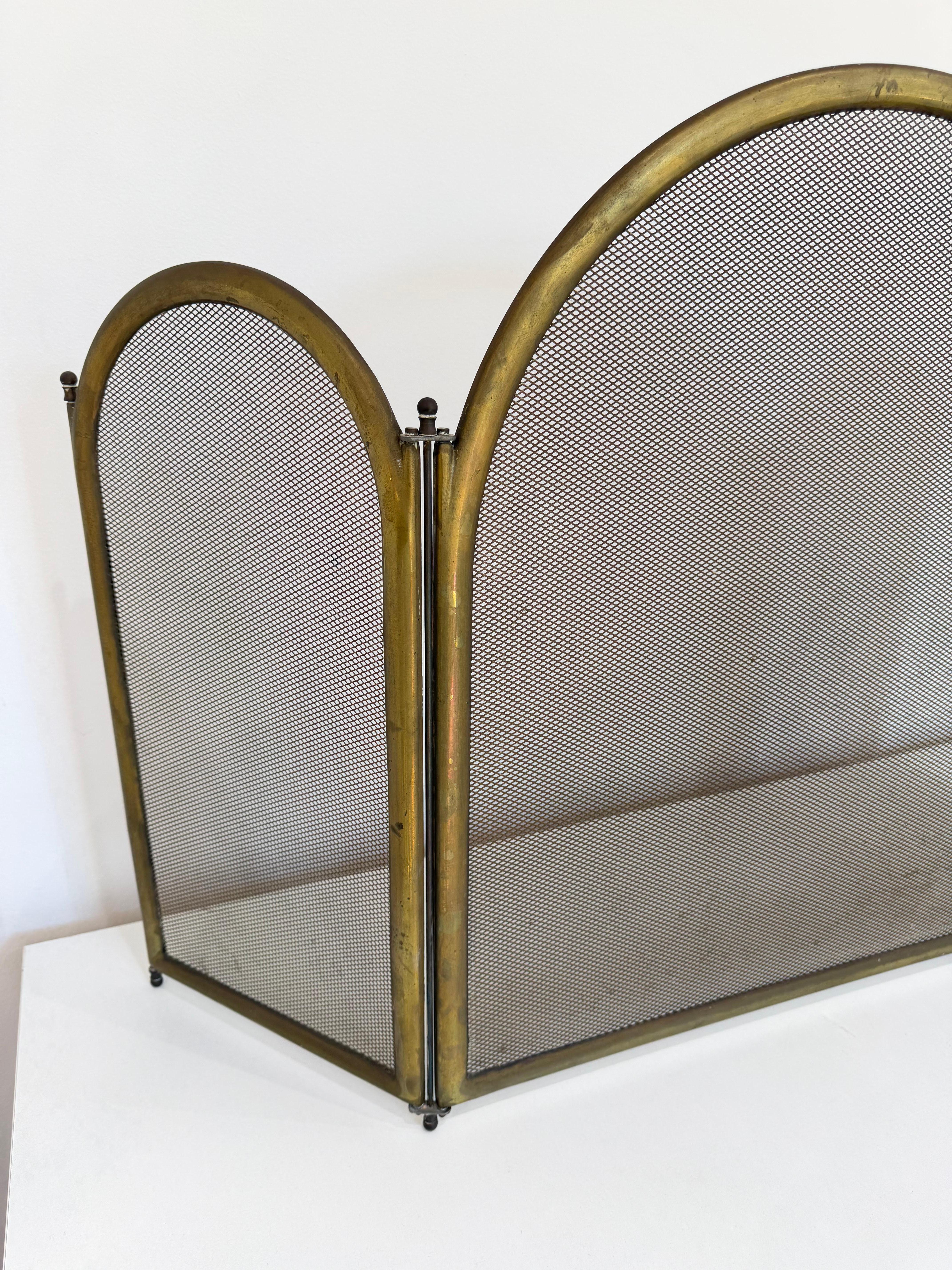 Adjustable brass spark guard, Italy, 1970s
Found in a noble villa, it has three panels. The side panels can be adjusted.
Intact and in good condition.
Width 100 cm, height 62 cm, depth when open 4 cm.
We guarantee fast and insured shipping with