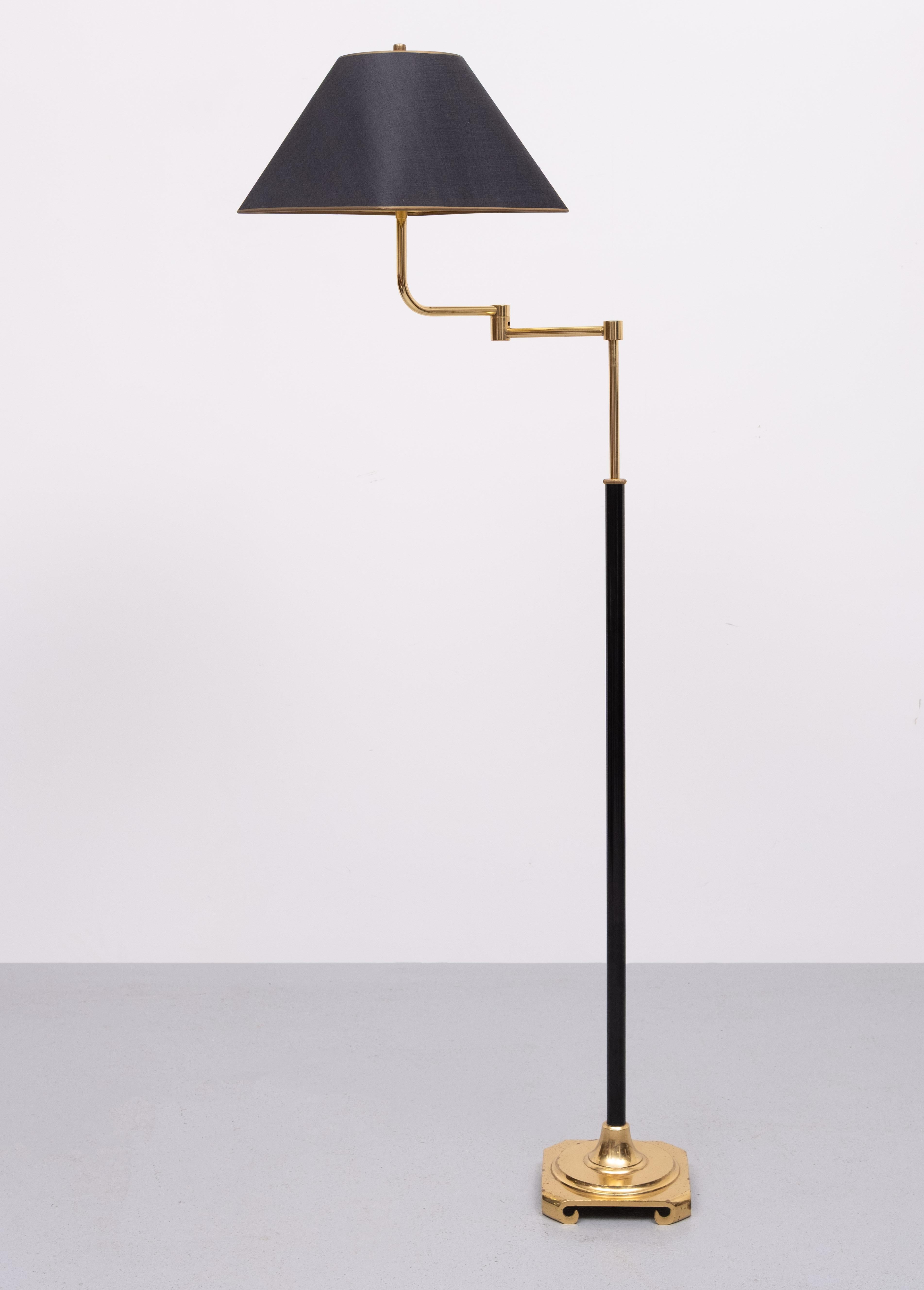 adjustable  Brass Swing arm floor lamp 1970s France im Zustand „Gut“ im Angebot in Den Haag, NL