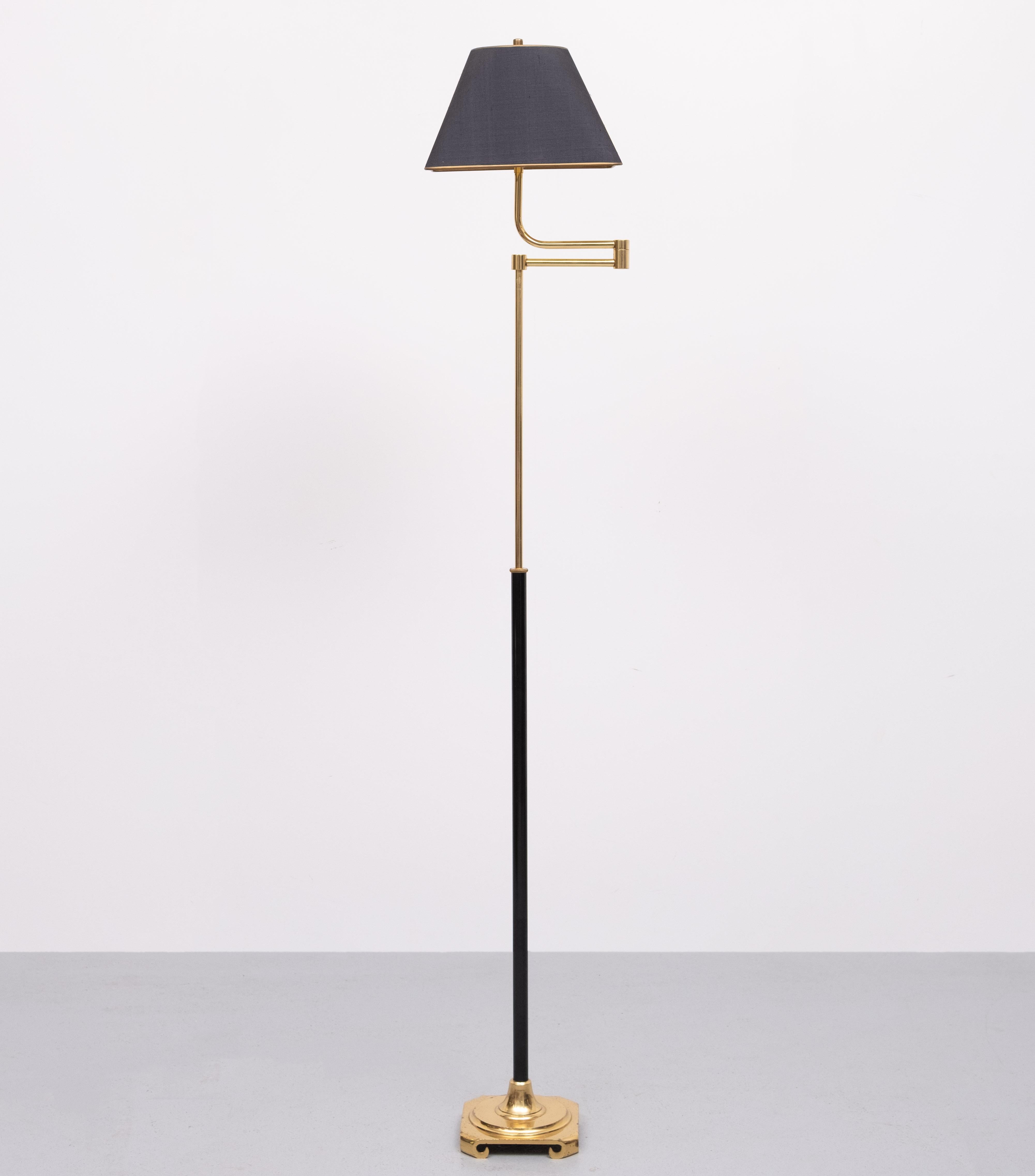 adjustable  Brass Swing arm floor lamp 1970s France (Ende des 20. Jahrhunderts) im Angebot