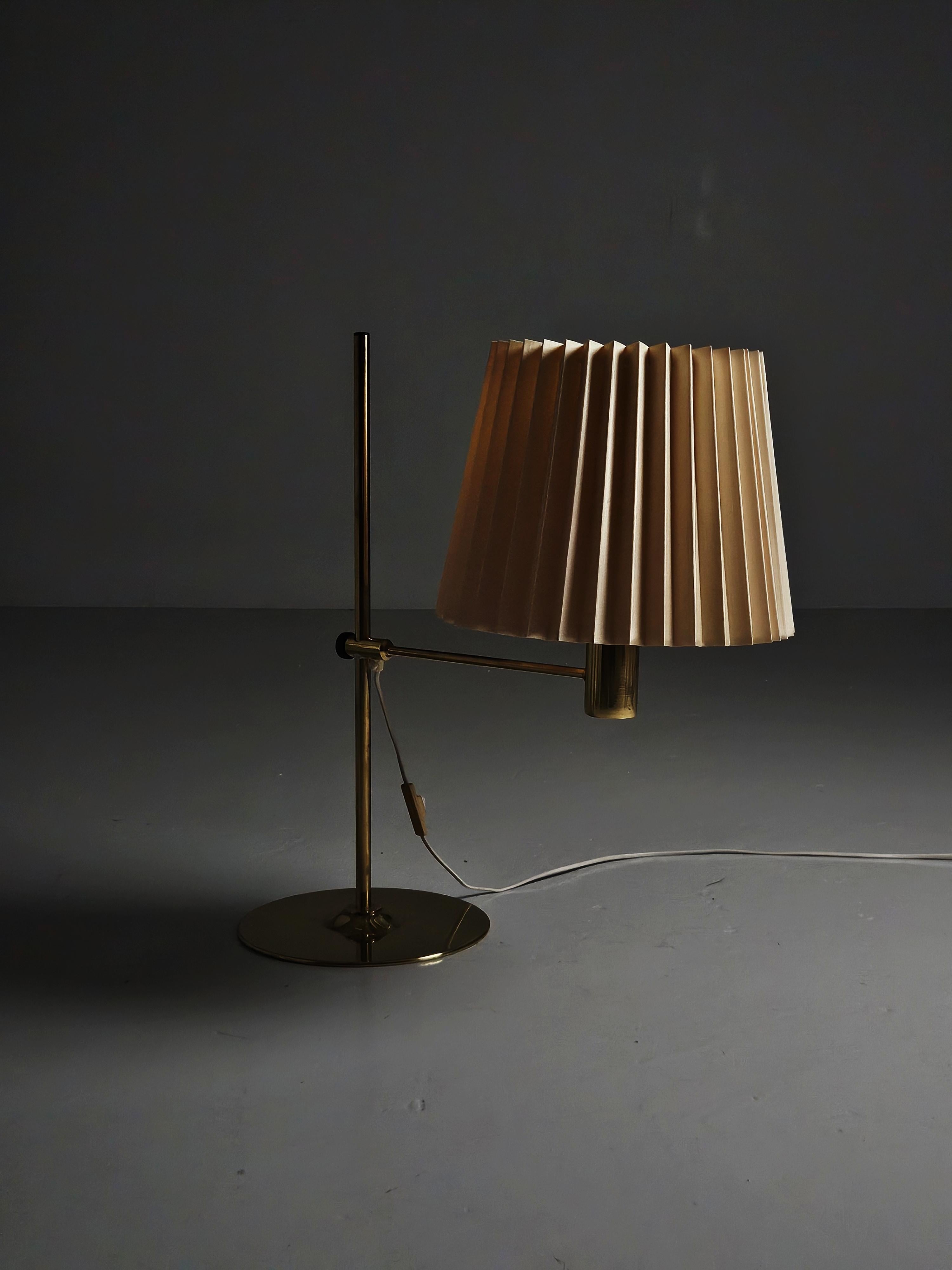 Lampe de table conçue par le maître de la lumière Hans-Agne Jakobsson et produite par sa propre entreprise Hans-Agne Jakobsson AB en Suède dans les années 1960. 

Design/One simple avec bras réglable. Fabriqué en laiton avec un abat-jour de bonne