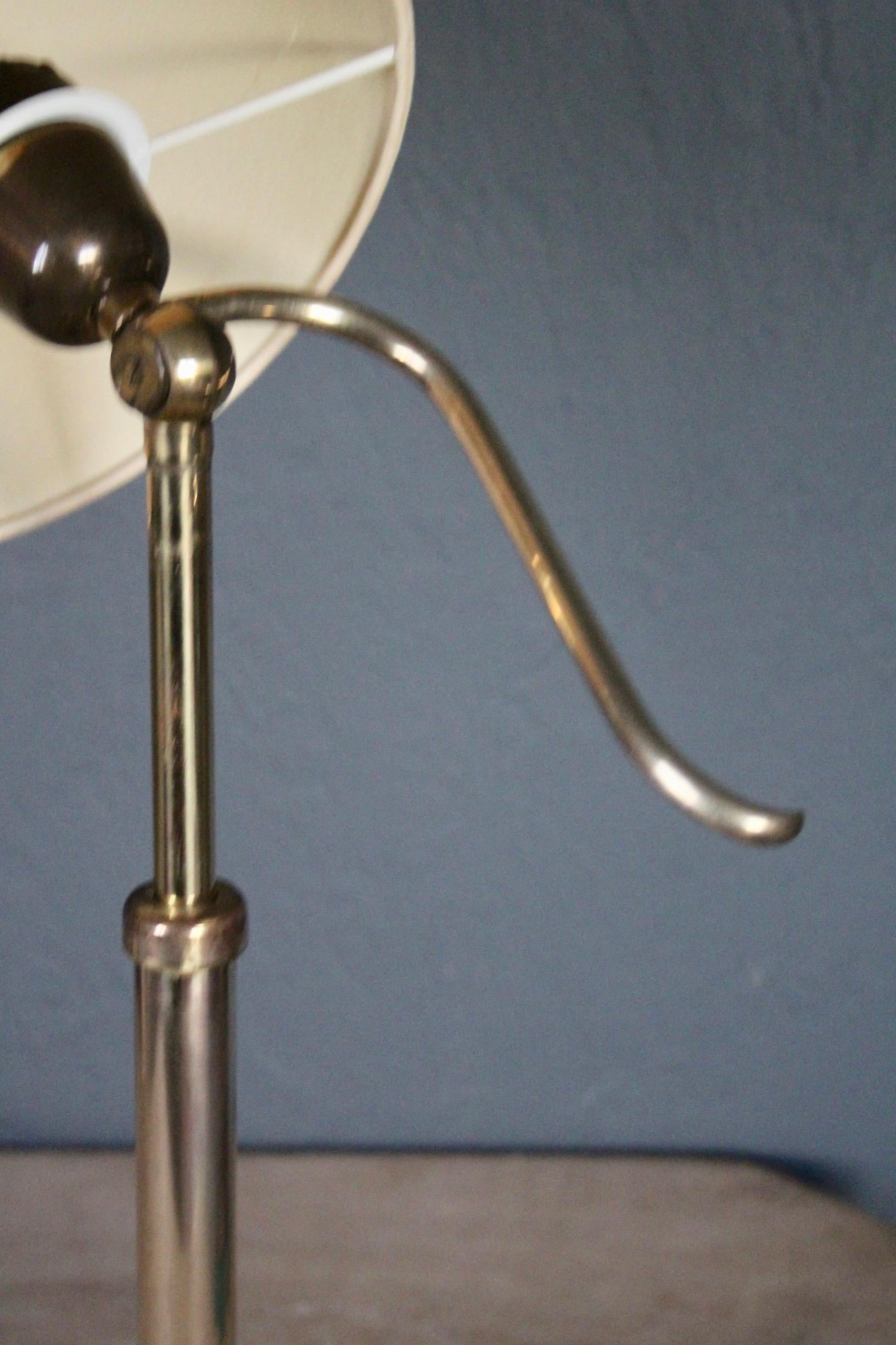 Adjustable brass table lamp In Good Condition For Sale In grand Lancy, CH