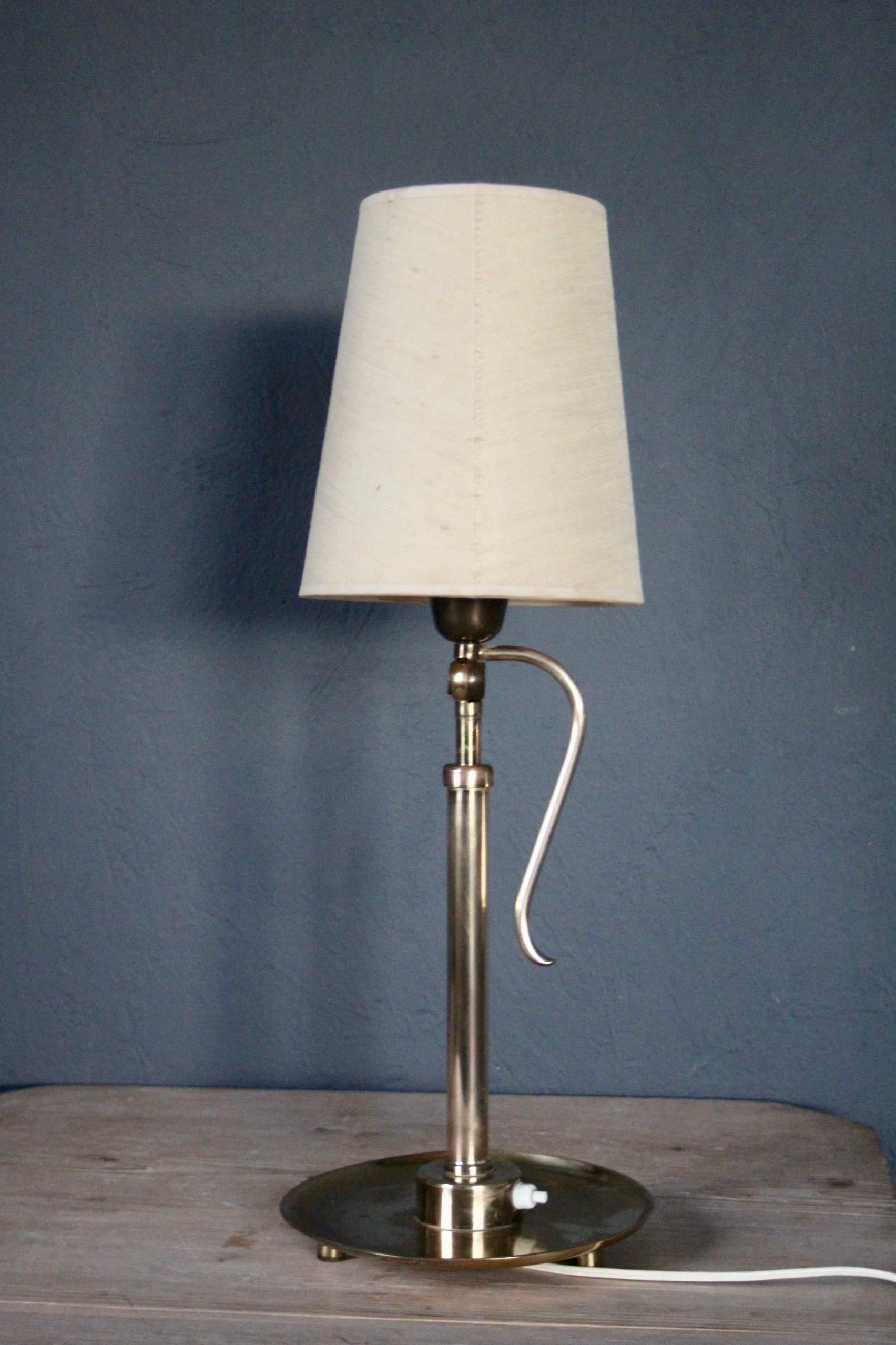 Verstellbare Messing-Tischlampe (Mitte des 20. Jahrhunderts) im Angebot