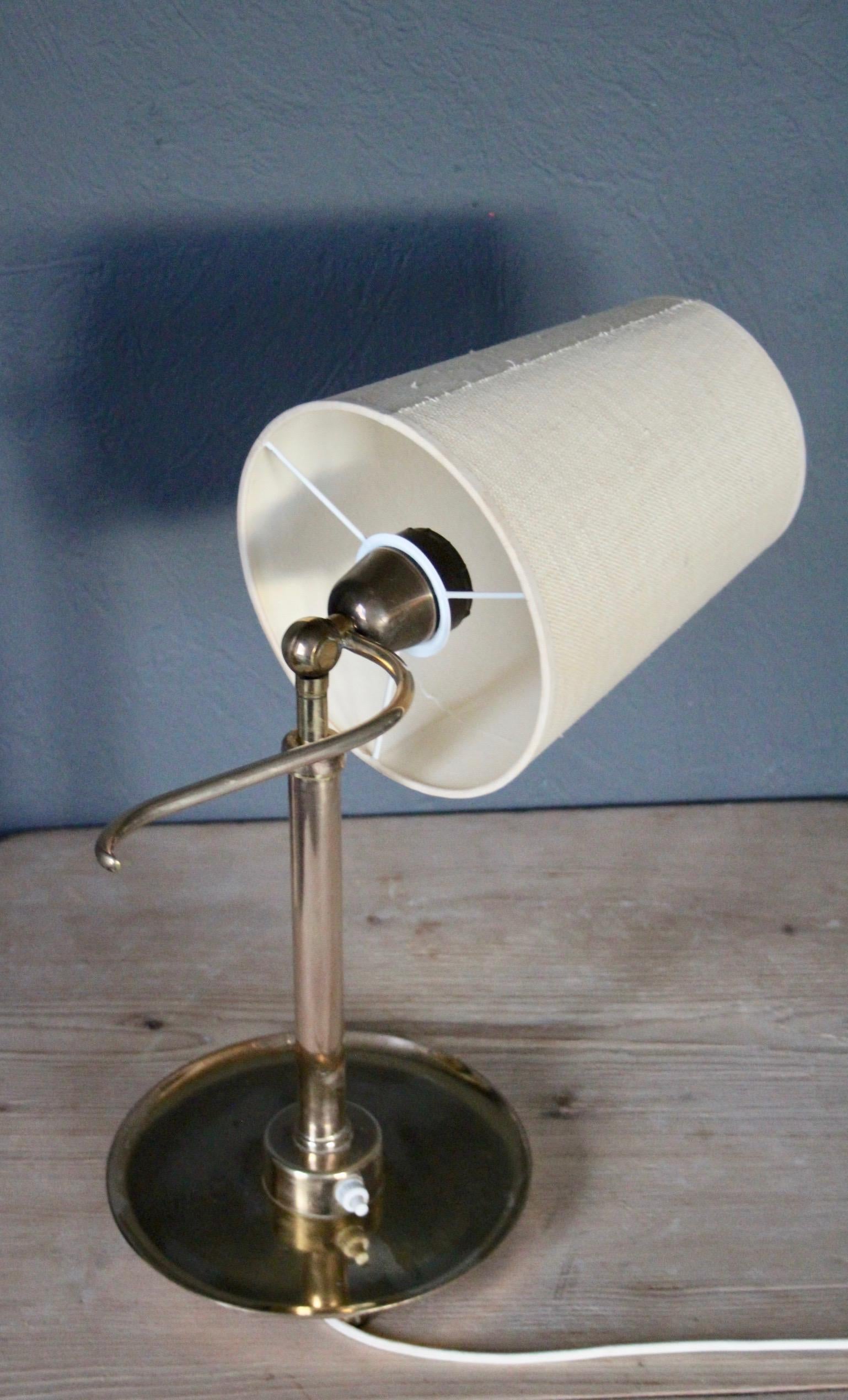 Adjustable brass table lamp For Sale 3
