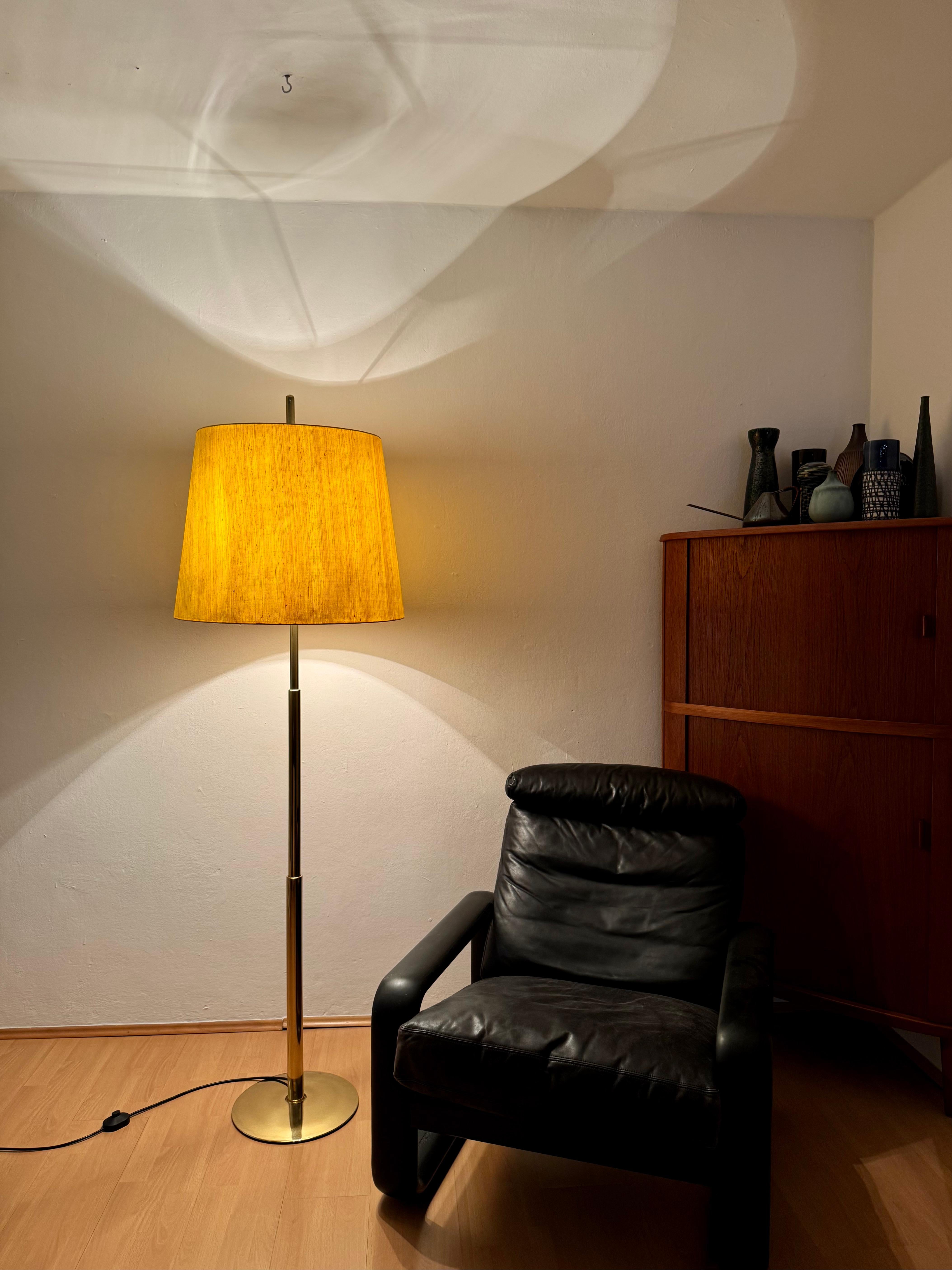 Lampada da terra a telescopio regolabile in ottone di Ingo Maurer per Design M. in vendita 3