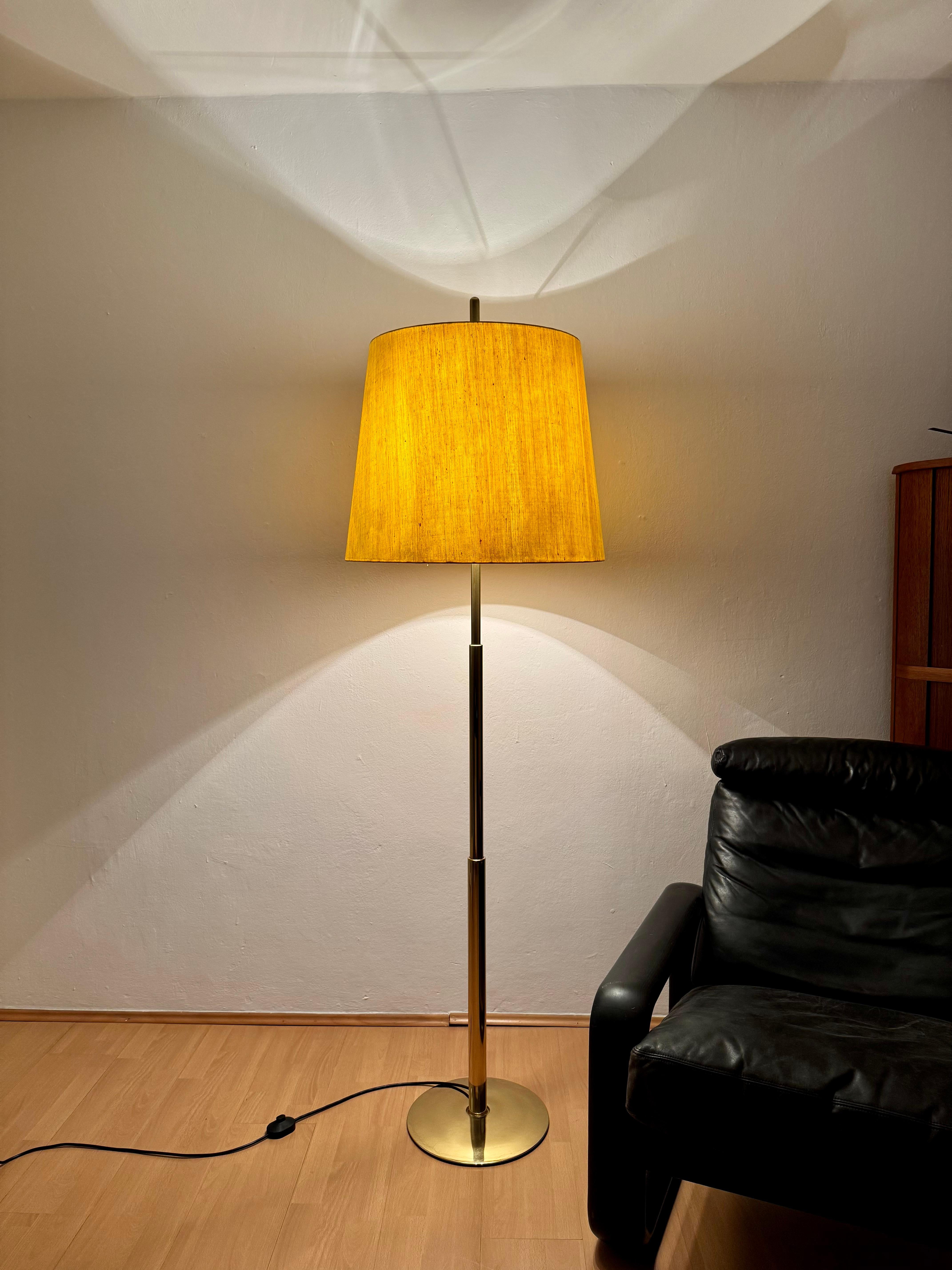 Lampada da terra a telescopio regolabile in ottone di Ingo Maurer per Design M. in vendita 4