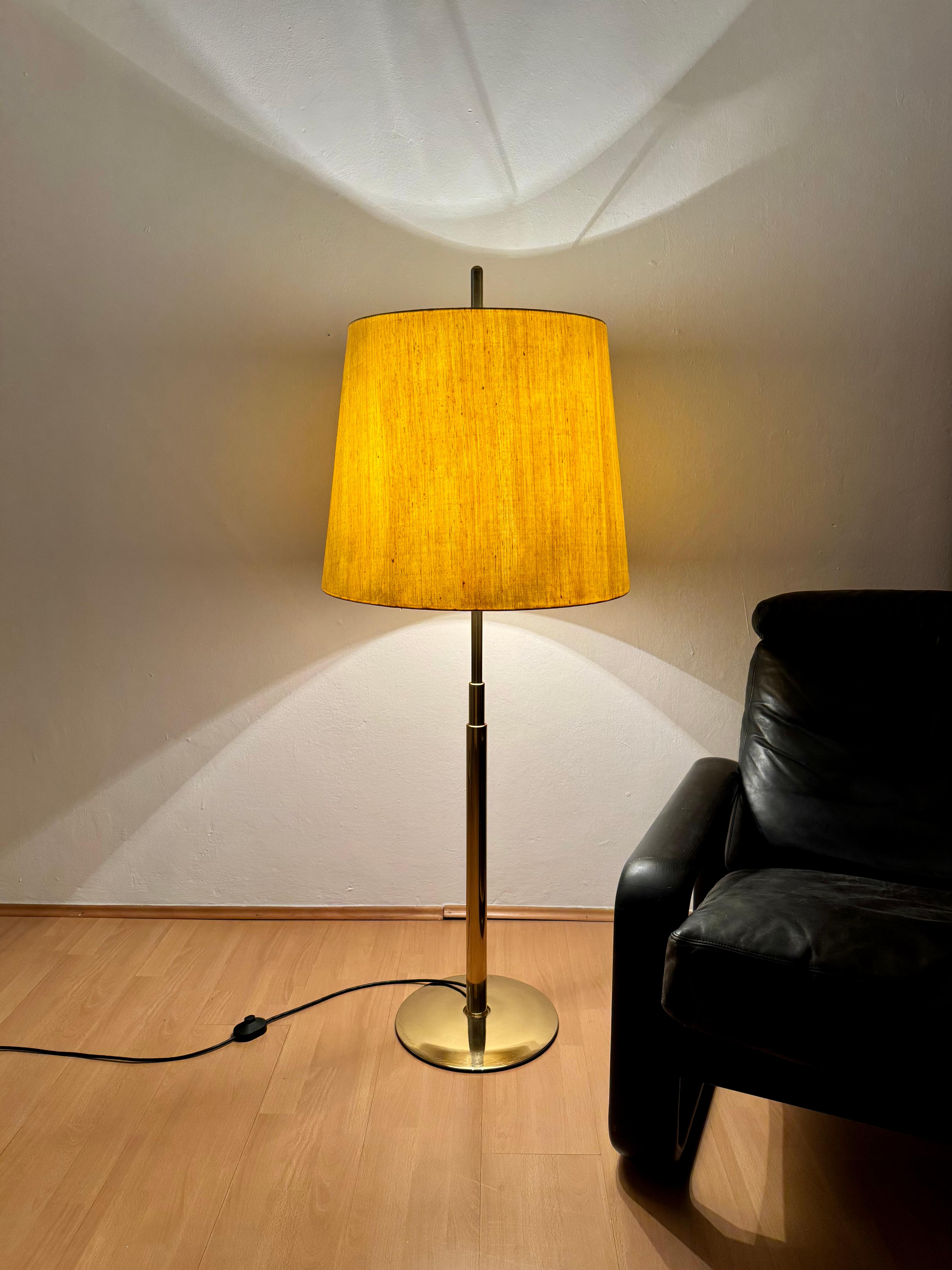 Lampada da terra a telescopio regolabile in ottone di Ingo Maurer per Design M. in vendita 5