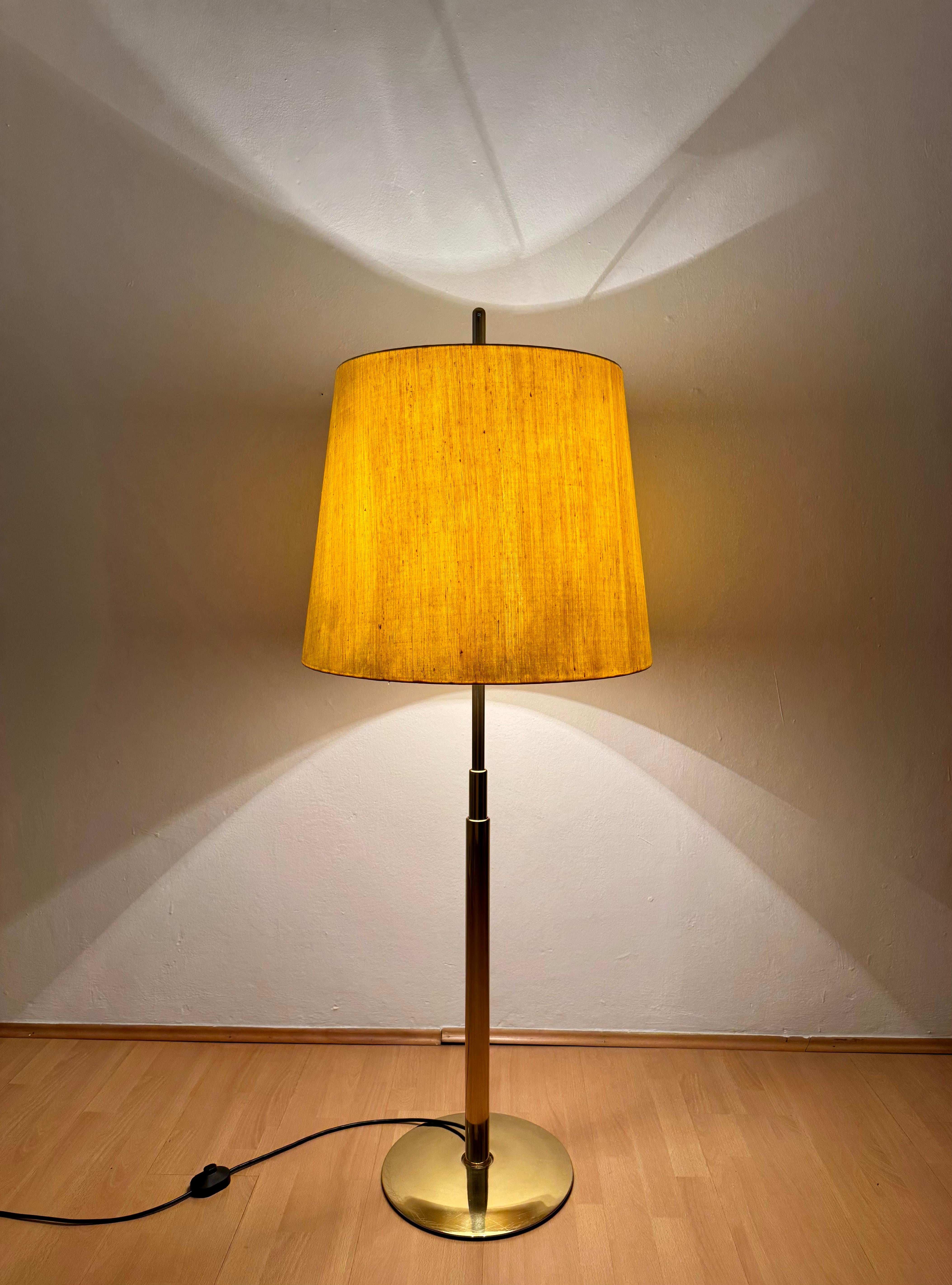 Lampada da terra a telescopio regolabile in ottone di Ingo Maurer per Design M. in vendita 6