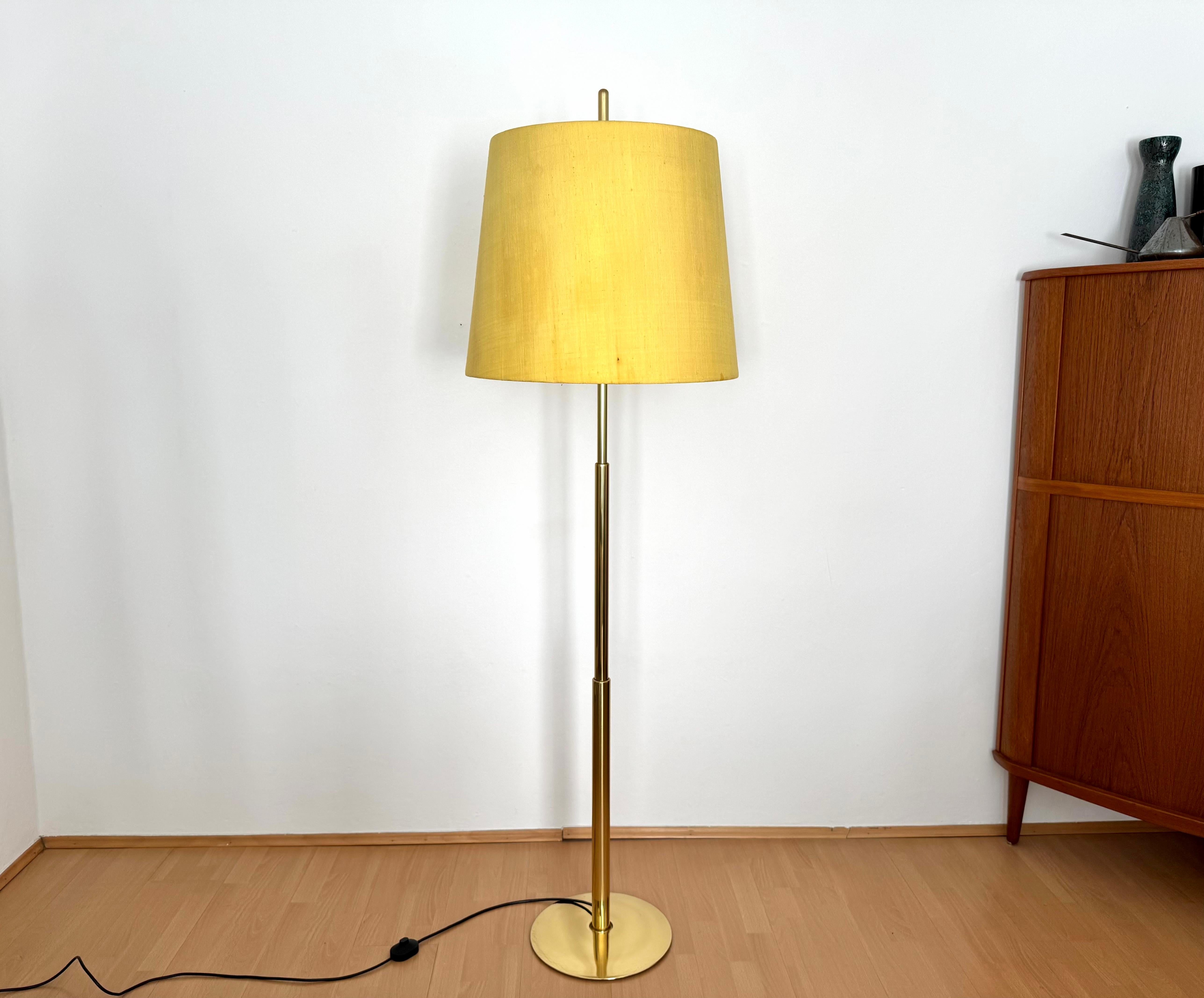 
909 / 5.000
Una bellissima lampada da terra in ottone regolabile in altezza, risalente agli anni '70.
Il design e gli splendidi dettagli creano una luce molto elegante e piacevole.
La lampada crea un'atmosfera molto accogliente ed è di alta