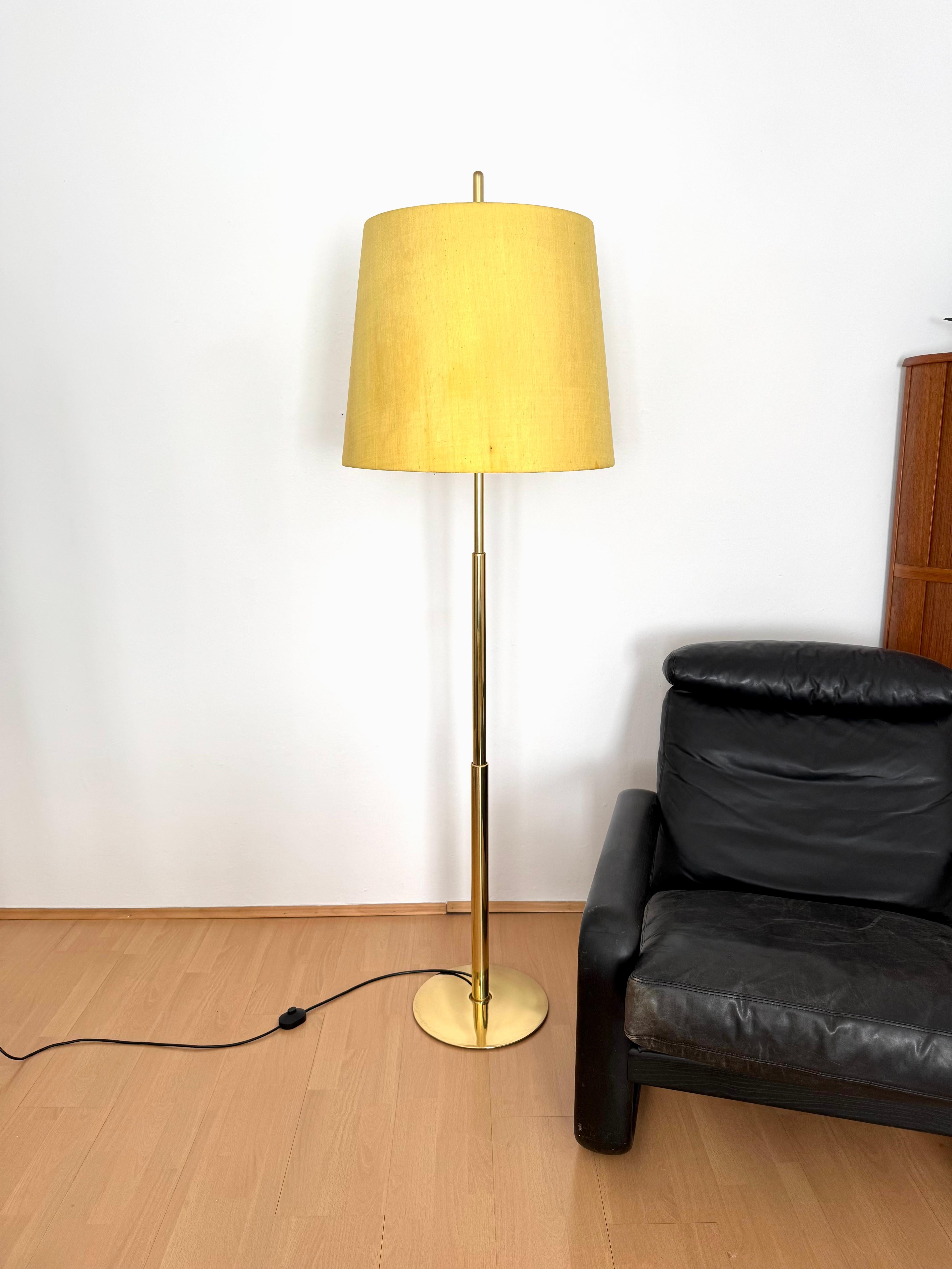 Mid-Century moderno Lampada da terra a telescopio regolabile in ottone di Ingo Maurer per Design M. in vendita
