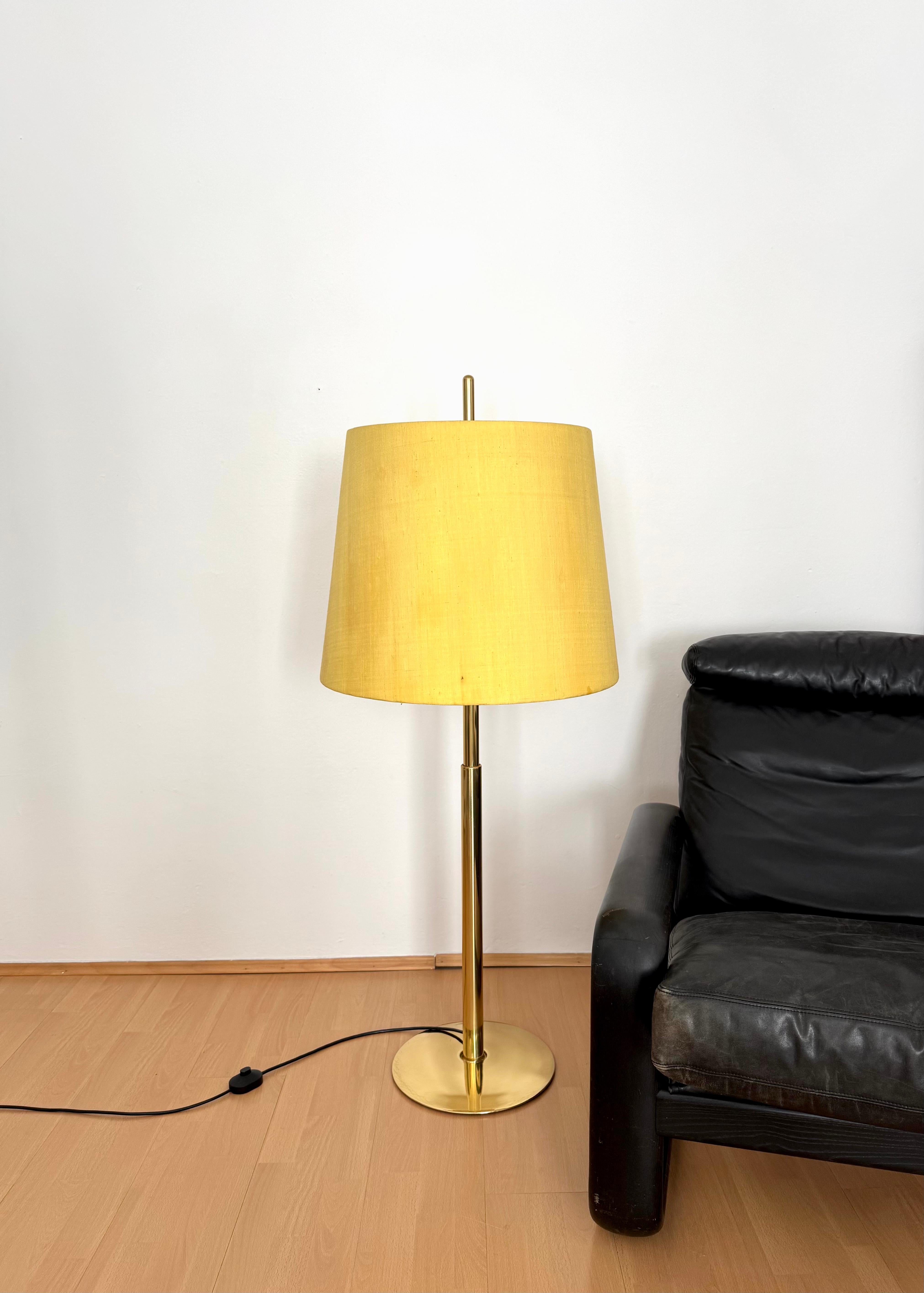 Tedesco Lampada da terra a telescopio regolabile in ottone di Ingo Maurer per Design M. in vendita