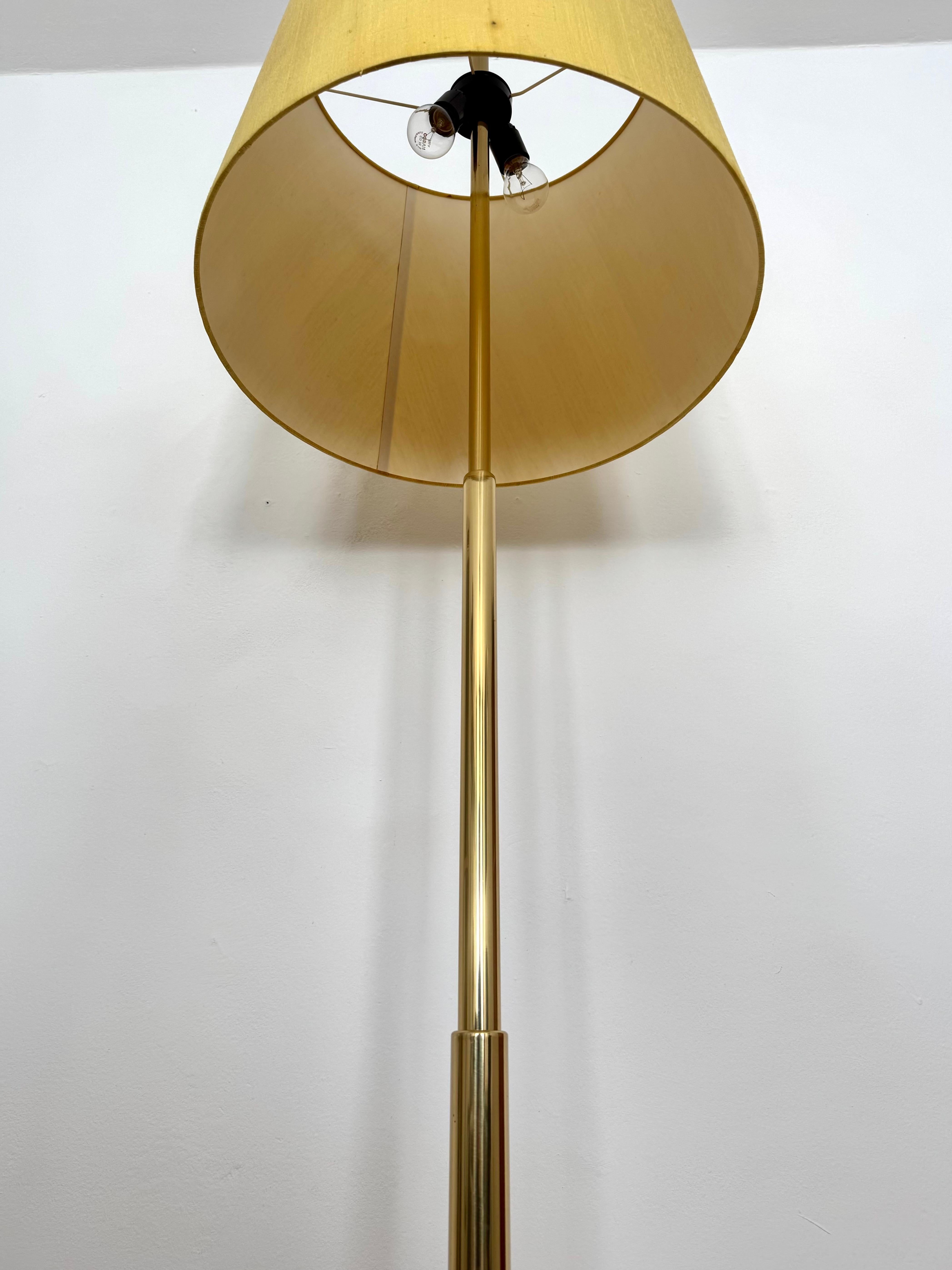 Ottone Lampada da terra a telescopio regolabile in ottone di Ingo Maurer per Design M. in vendita