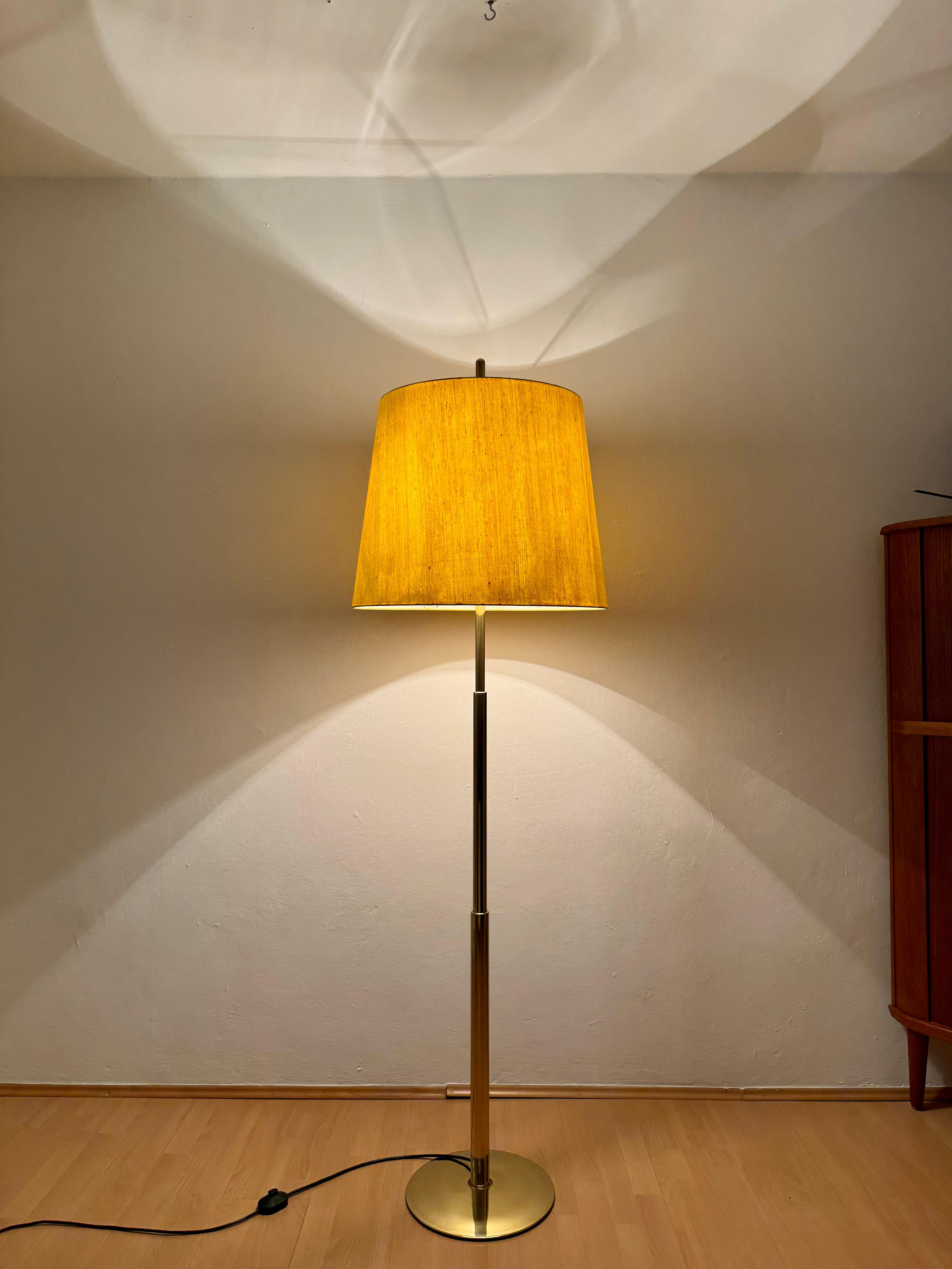 Lampada da terra a telescopio regolabile in ottone di Ingo Maurer per Design M. in vendita 2
