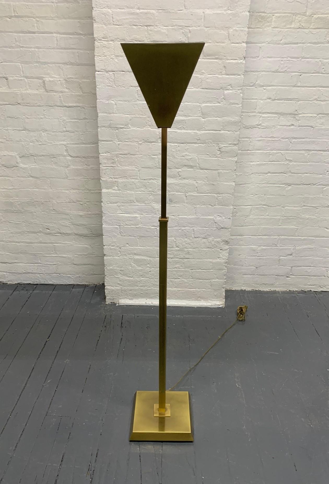 Lampada torchère regolabile in ottone di Nessen.
L'altezza varia da 52