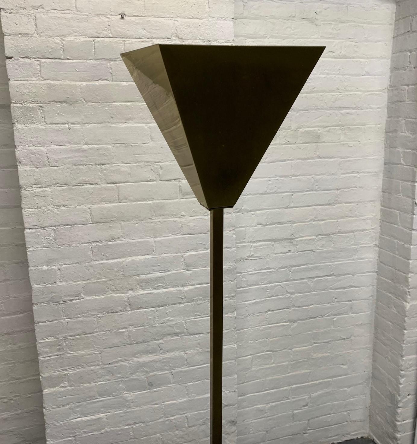Mid-Century moderno Lampada Torchère regolabile in ottone di Nessen in vendita