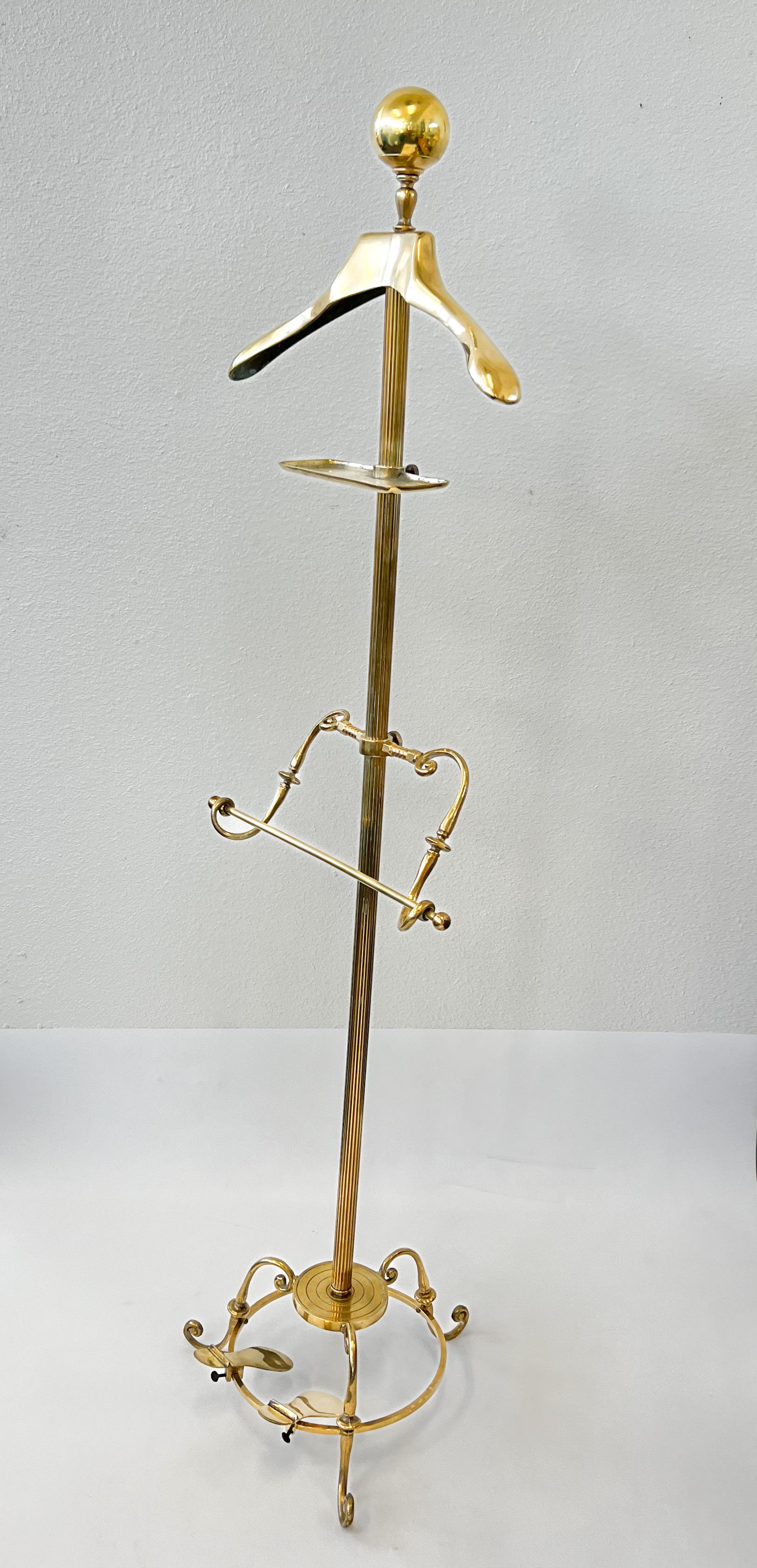 Appendiabiti da valet in ottone degli anni '70 di Glo-Mar Artworks NY. 
In ottime condizioni. 
Lucidato a mano di recente (non laccato). 
I supporti per gioielli, pantaloni e scarpe sono regolabili. 

Misure: Altezza 61