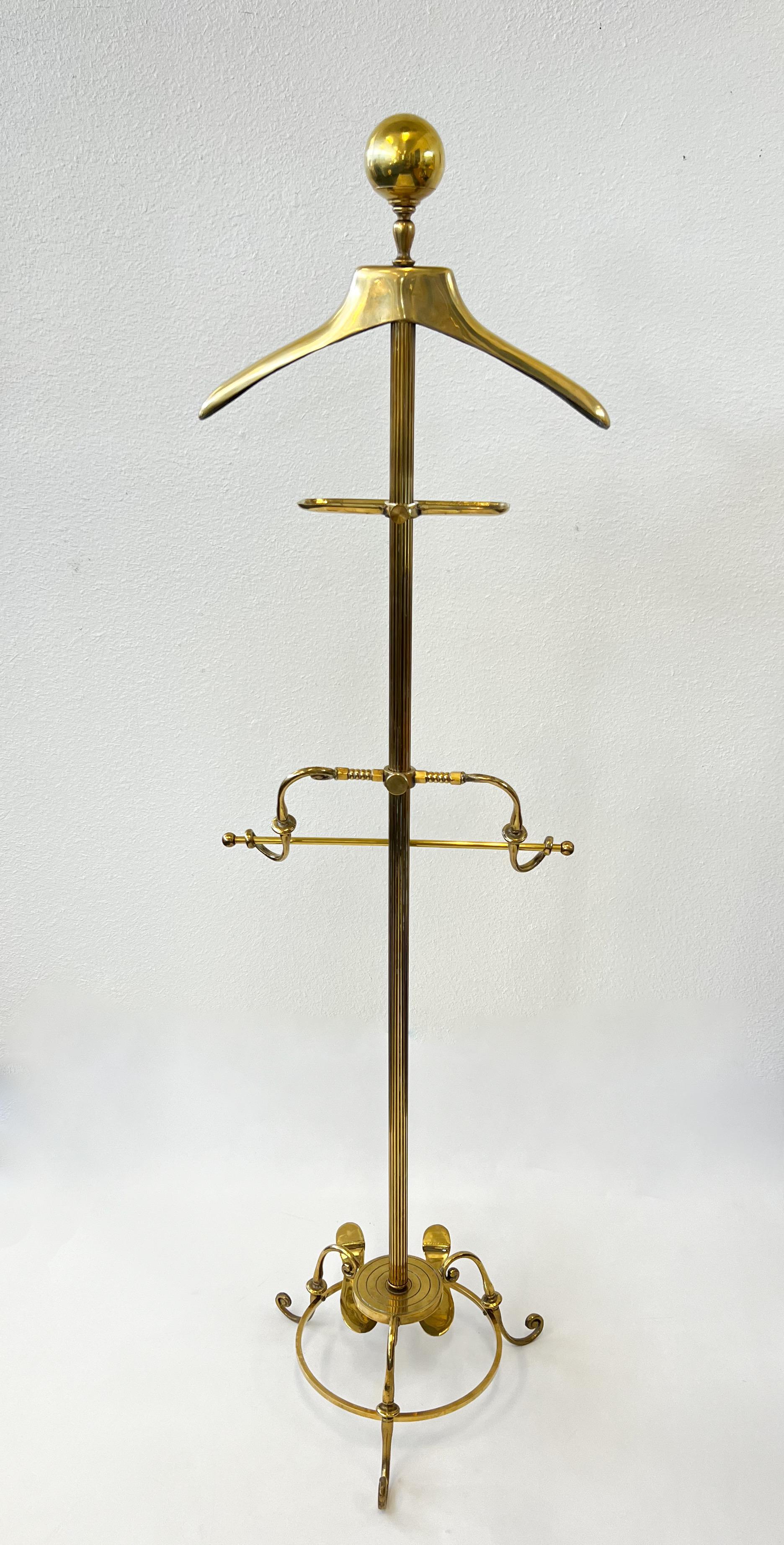 Hollywood Regency Appendiabiti a valigetta regolabile in ottone di Glo-Mar Art Works in vendita