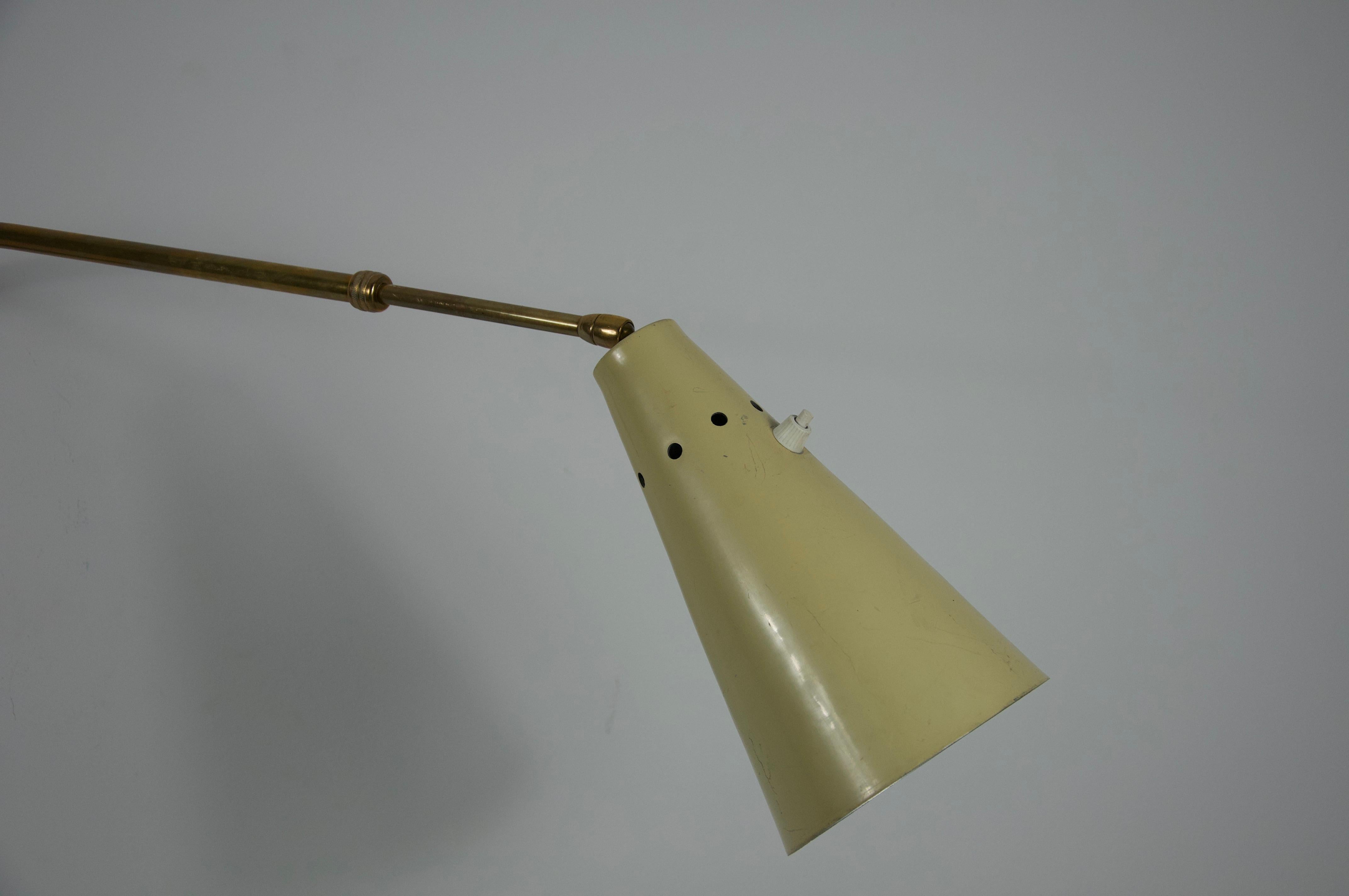 Aplique regulable de latón attr. a Oluce, Italia, años 60 en venta 3