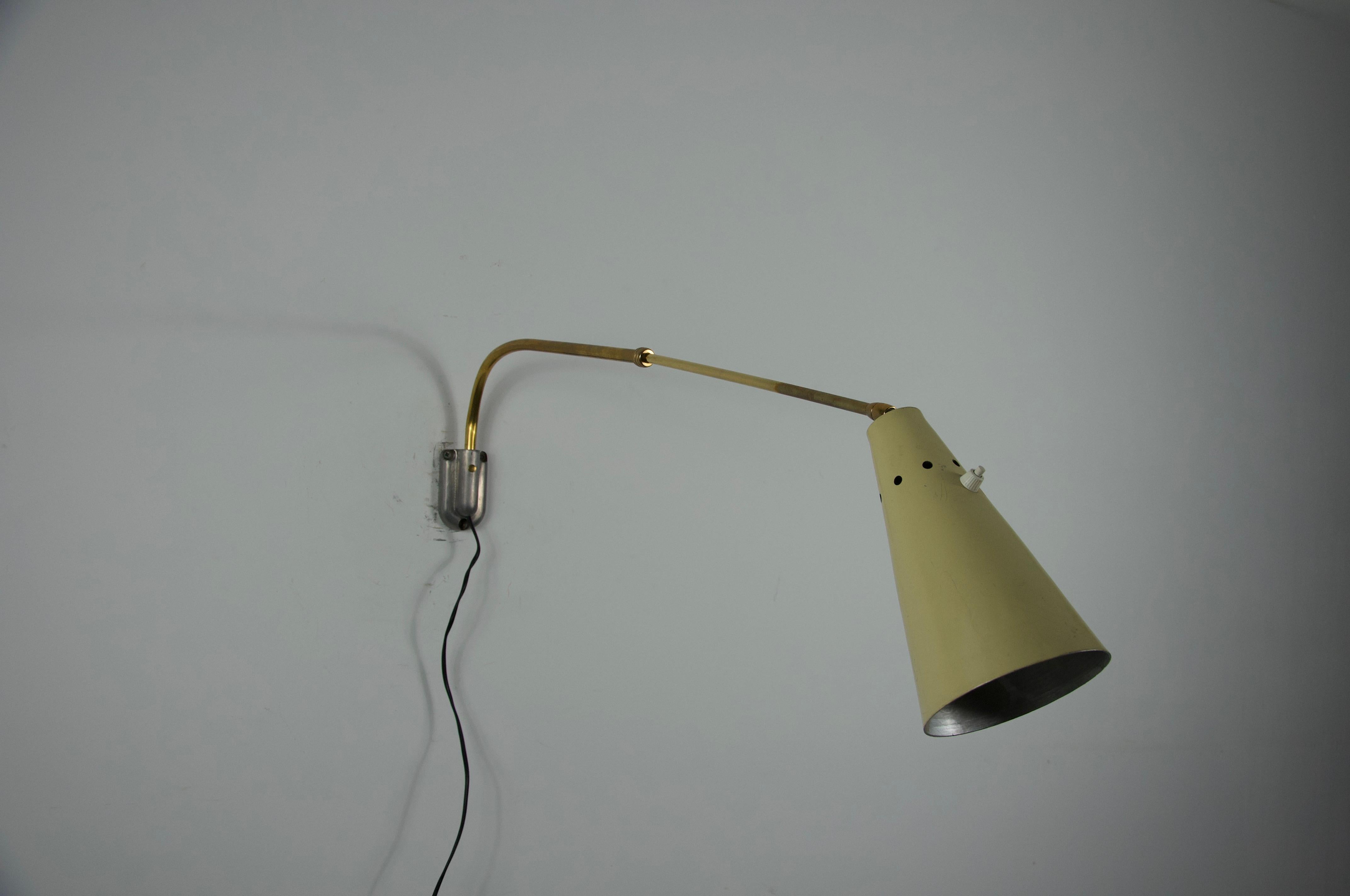Aplique regulable de latón attr. a Oluce, Italia, años 60 en venta 4