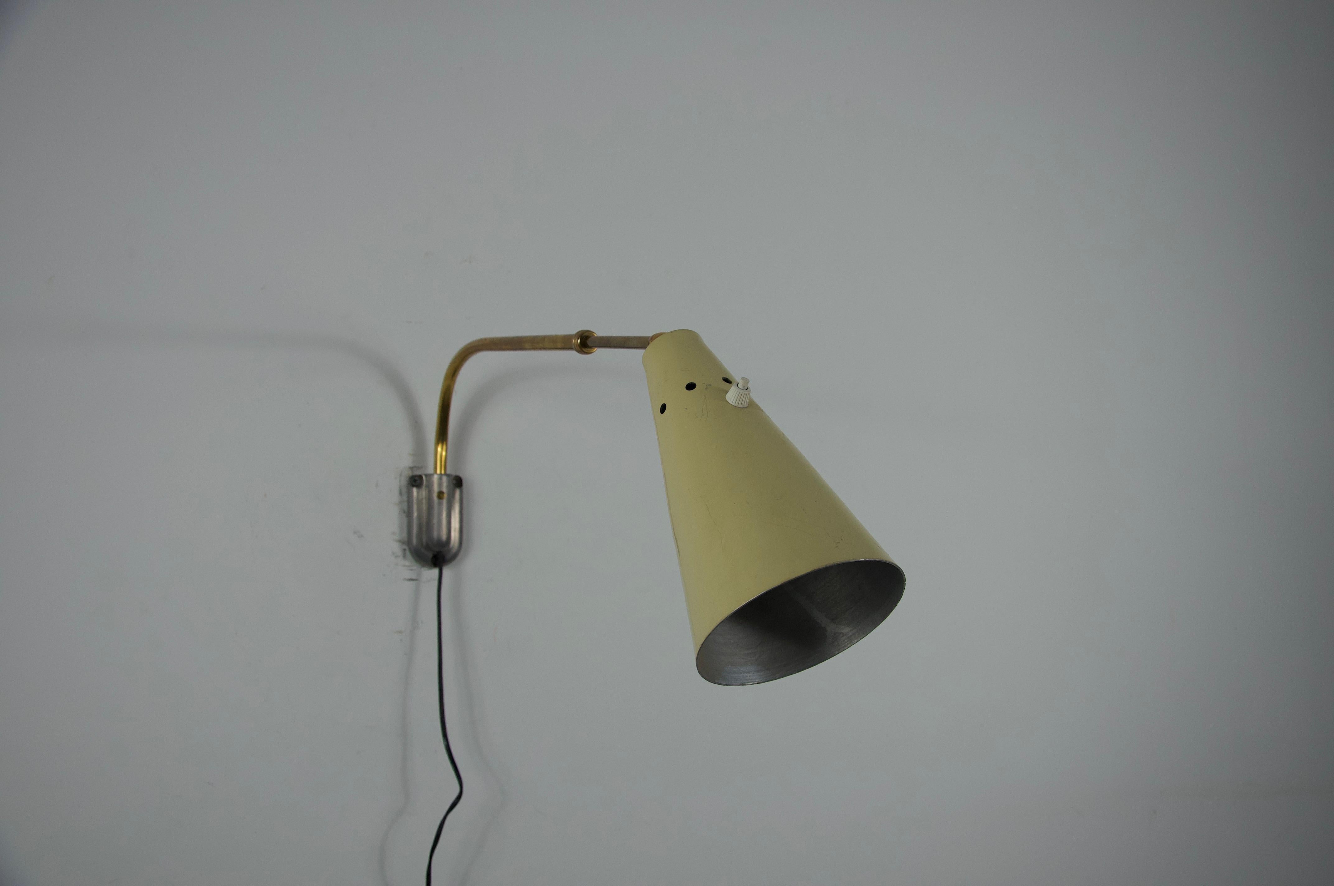 Aplique regulable de latón attr. a Oluce, Italia, años 60 en venta 5