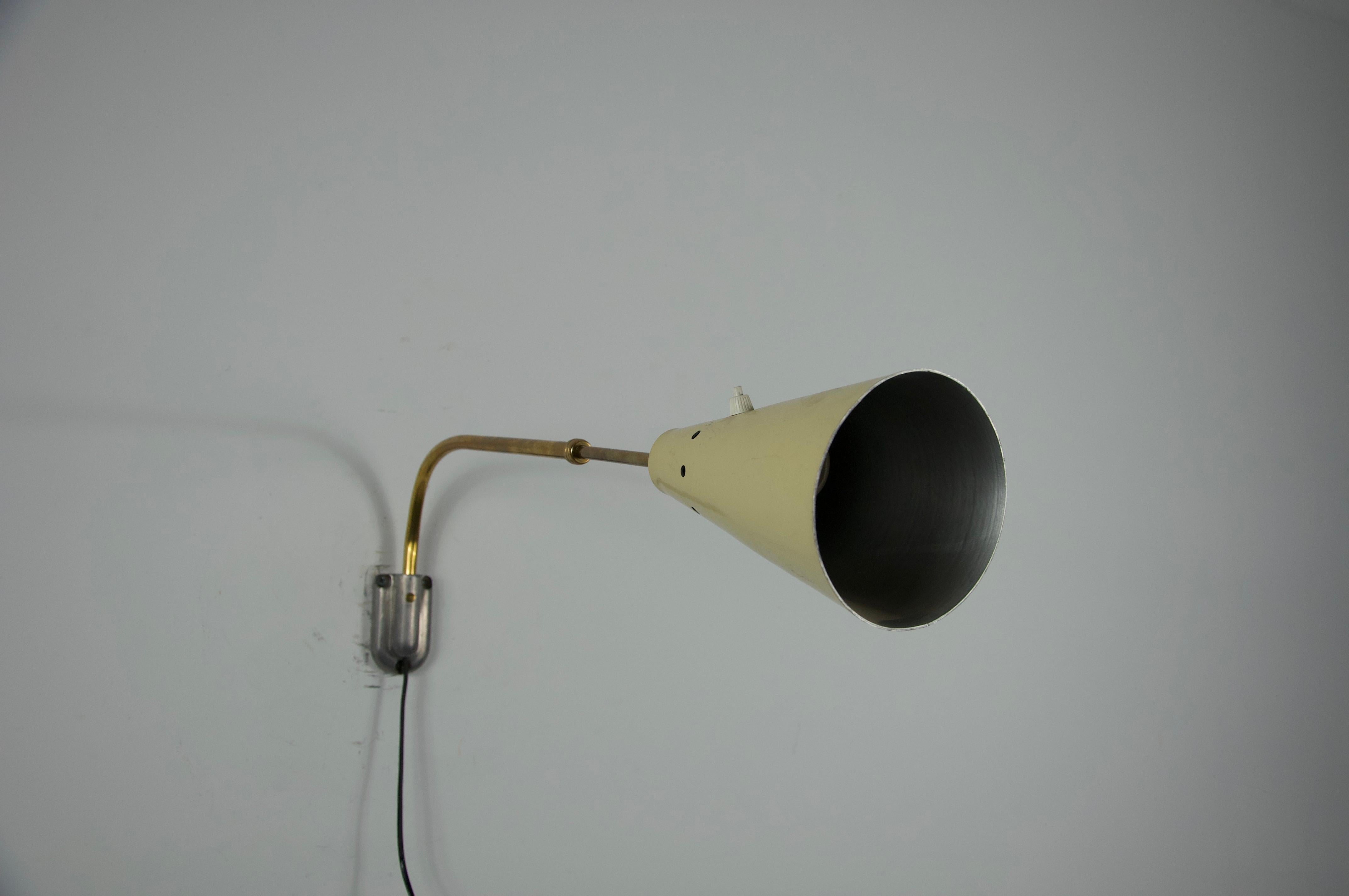 Aplique regulable de latón attr. a Oluce, Italia, años 60 en venta 6