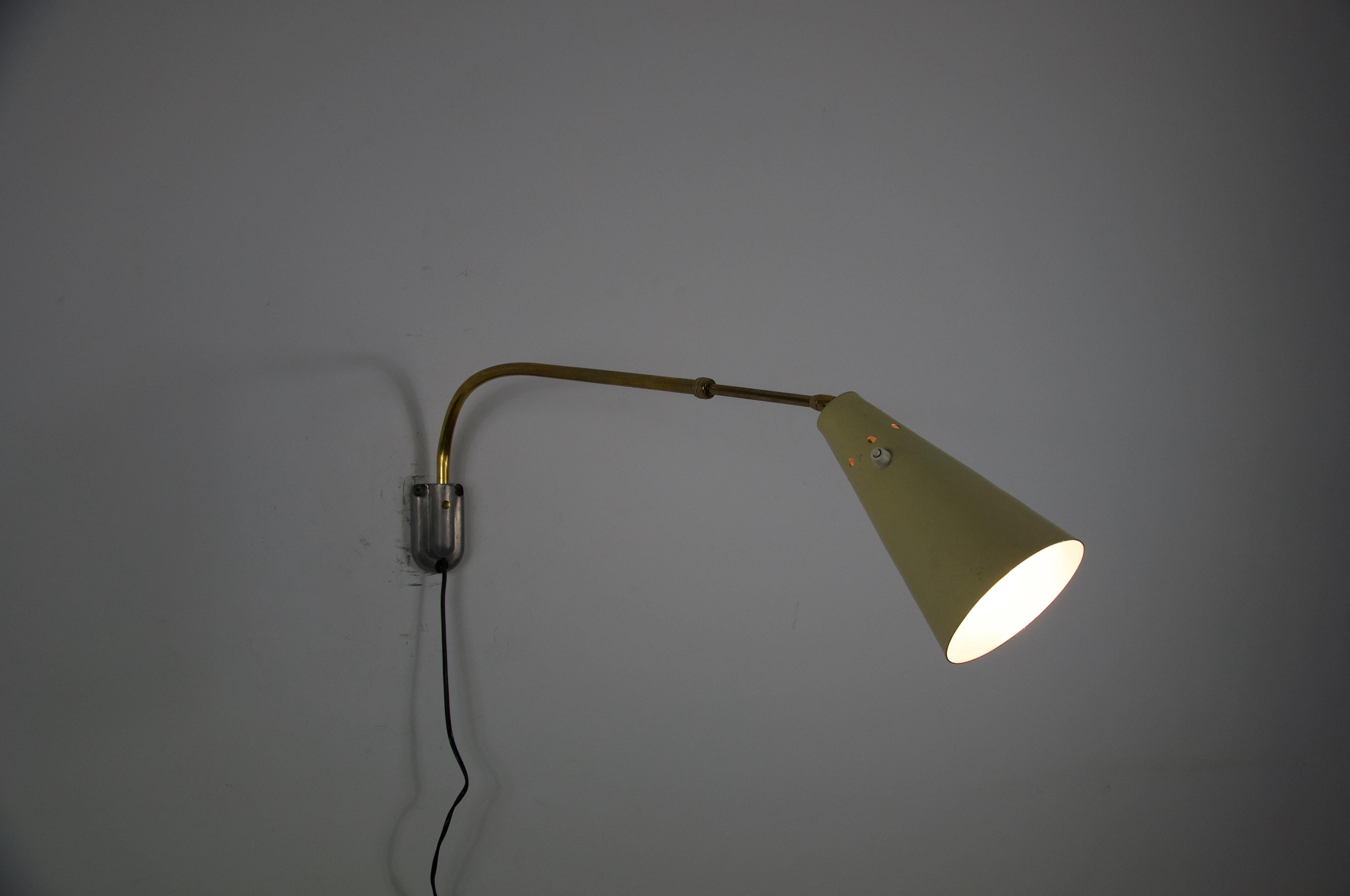 Aplique regulable de latón attr. a Oluce, Italia, años 60 en venta 7