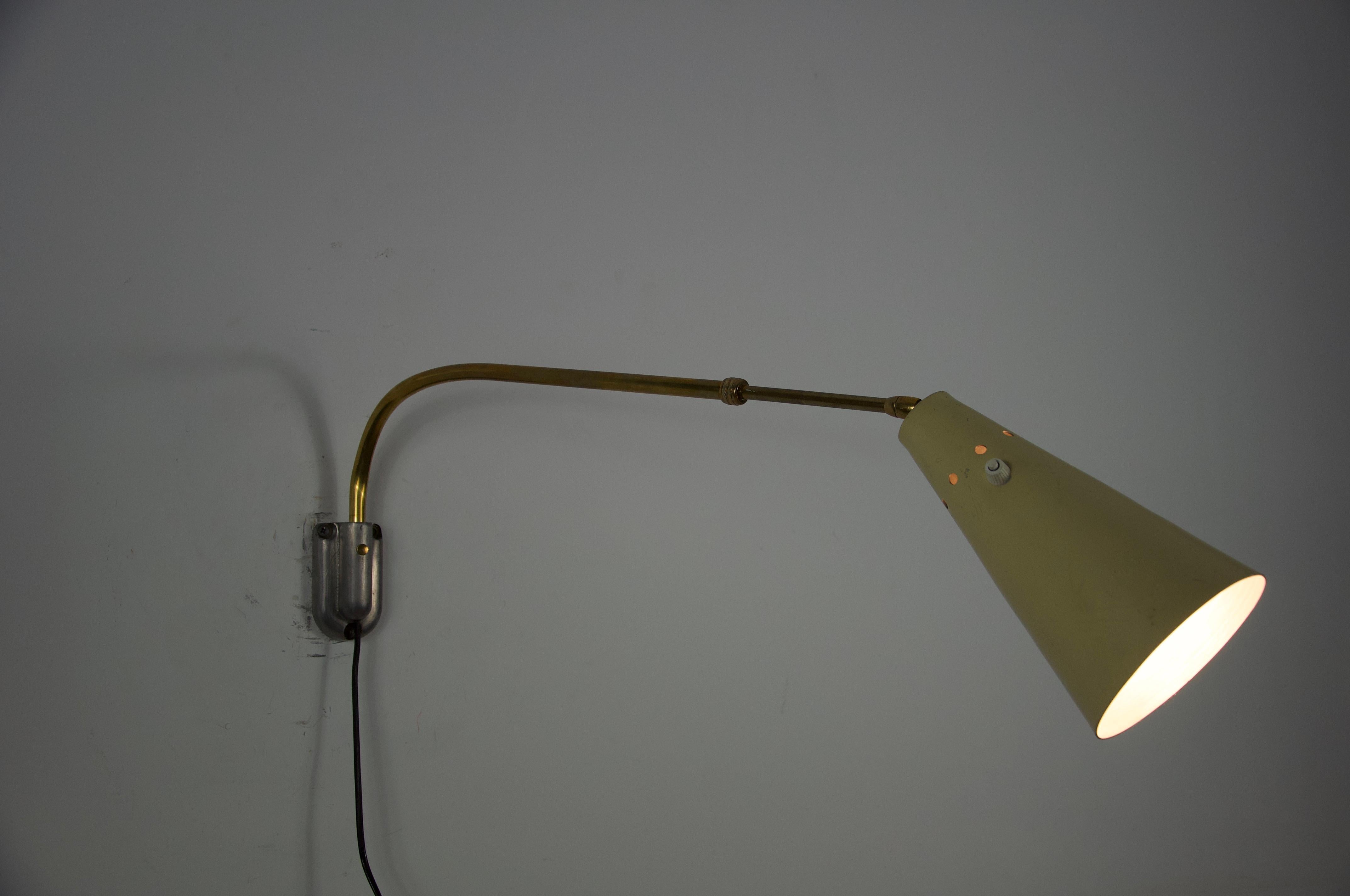 Aplique regulable de latón attr. a Oluce, Italia, años 60 en venta 8
