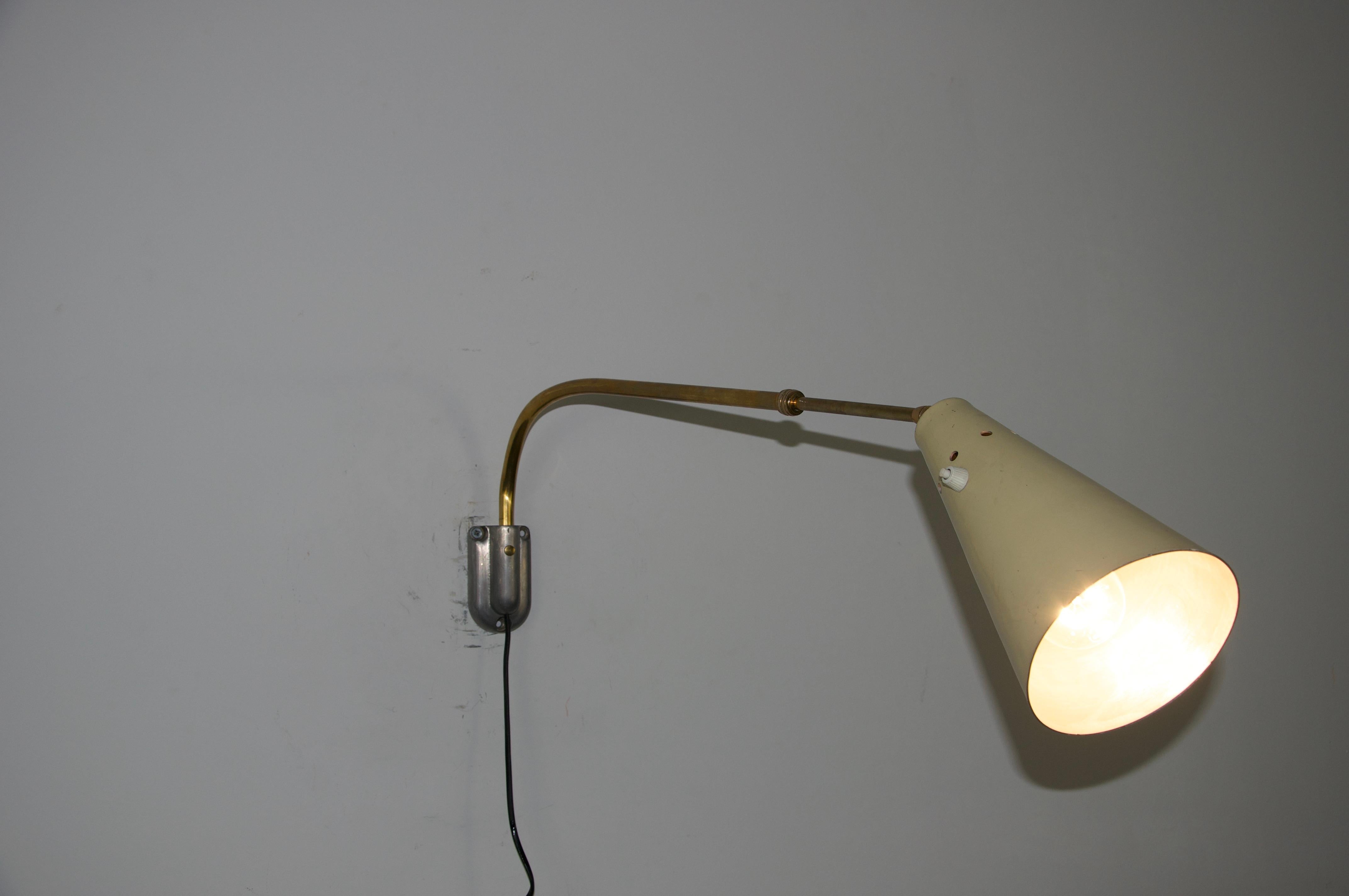 Aplique regulable de latón attr. a Oluce, Italia, años 60 en venta 9