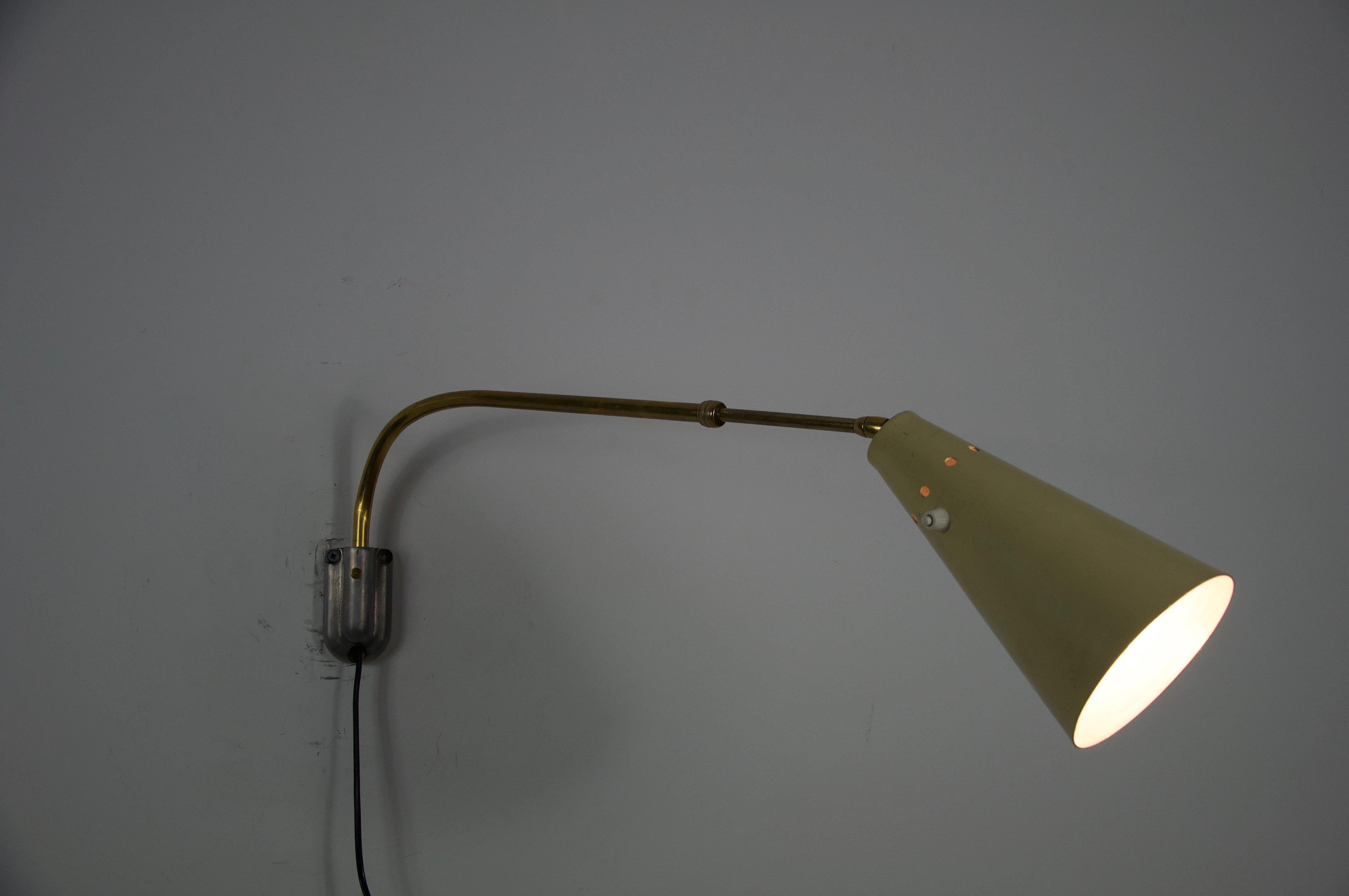 Aplique regulable de latón attr. a Oluce, Italia, años 60 en venta 10