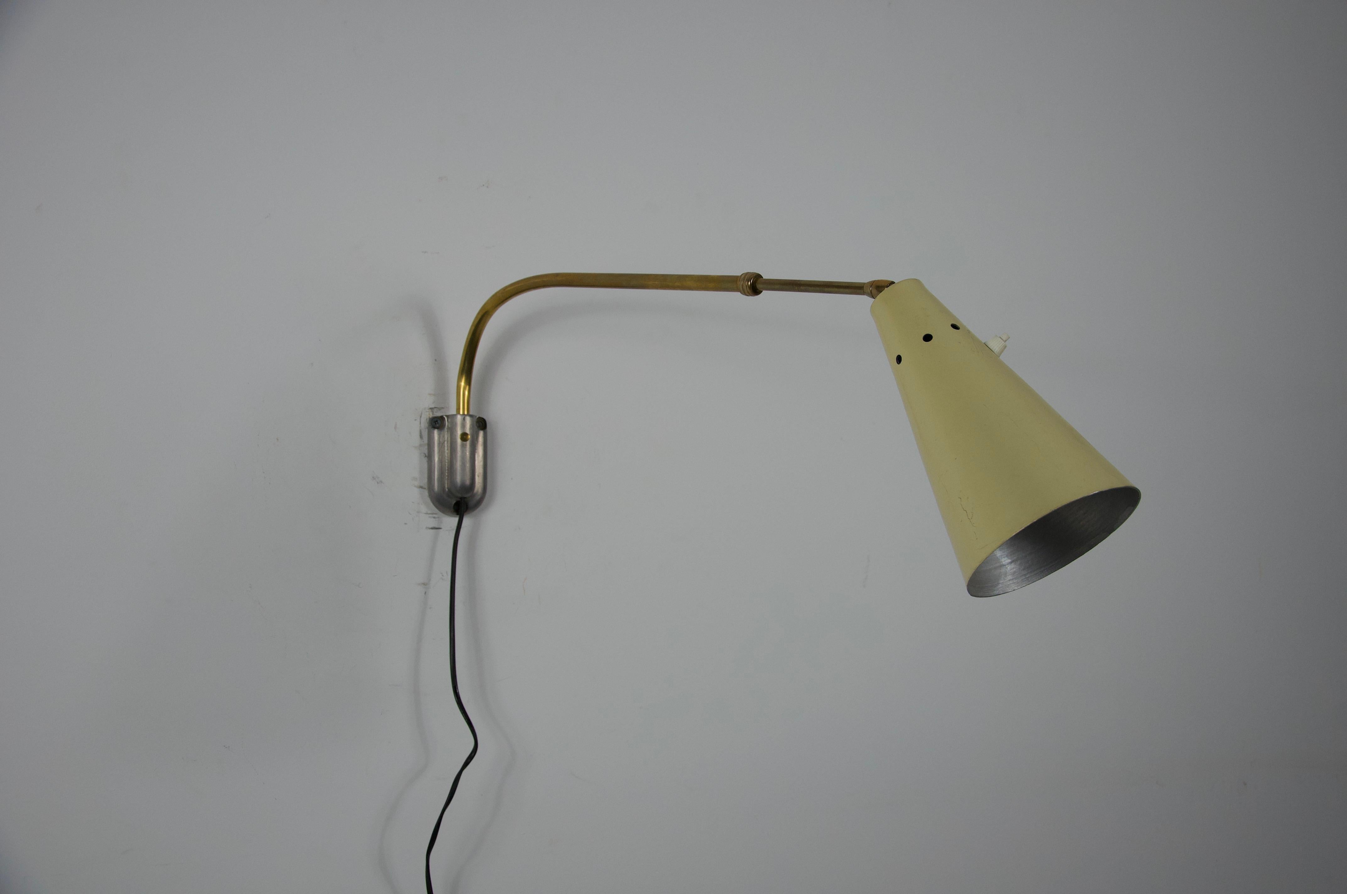 Aplique regulable de latón attr. a Oluce, Italia, años 60 Moderno de mediados de siglo en venta
