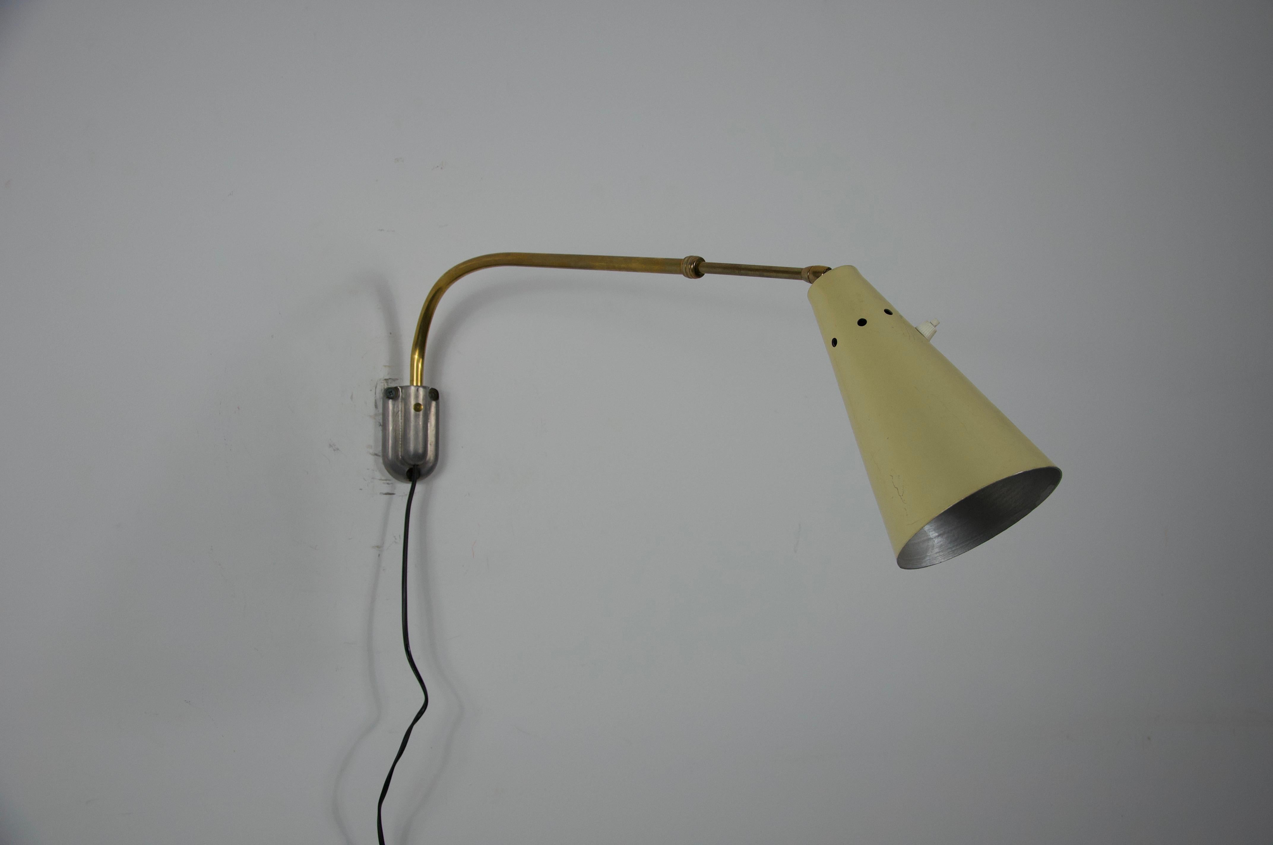Aplique regulable de latón attr. a Oluce, Italia, años 60 Italiano en venta