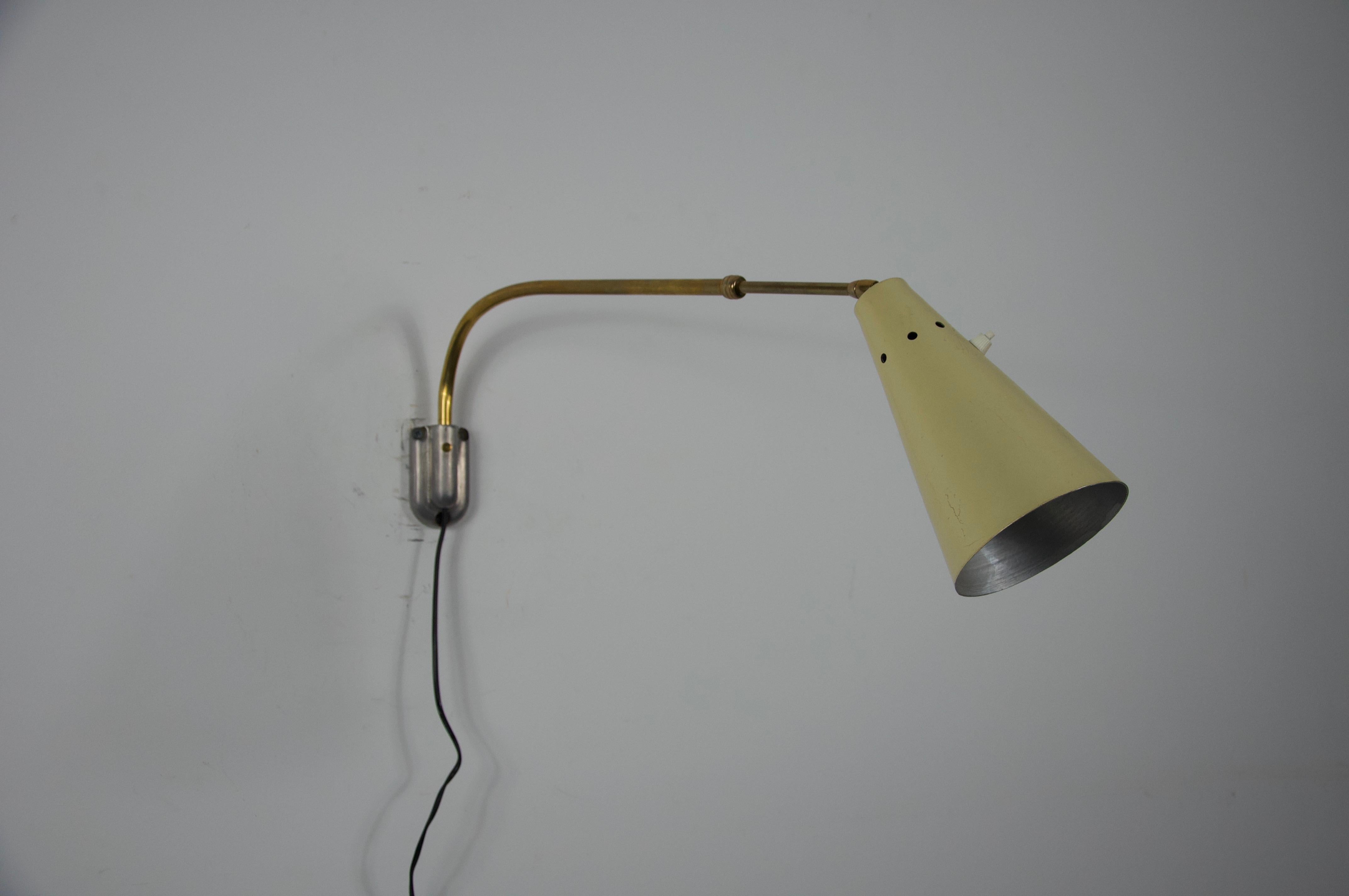 Aplique regulable de latón attr. a Oluce, Italia, años 60 en Bueno estado para la venta en Hagenbach, DE