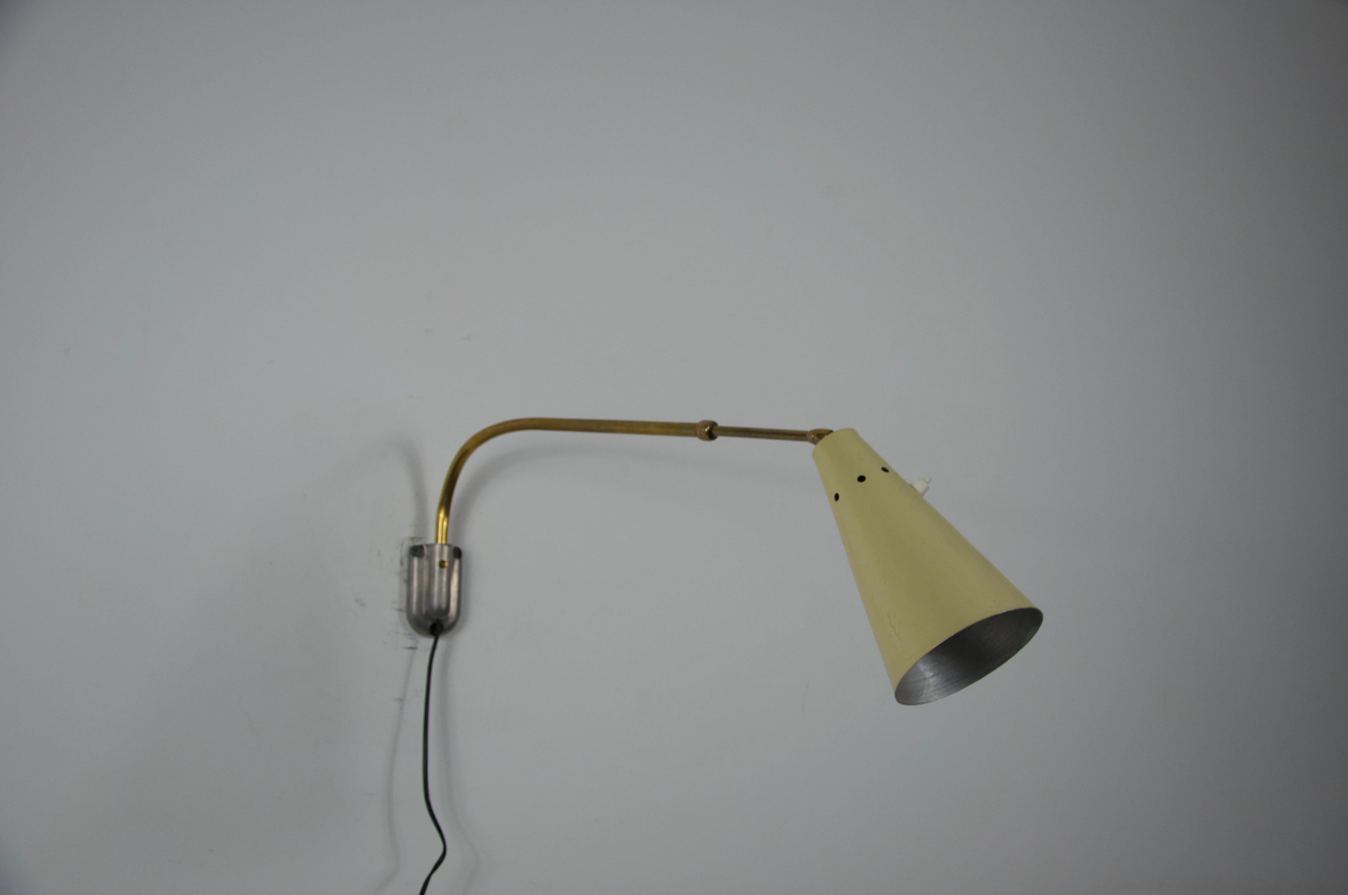 Aplique regulable de latón attr. a Oluce, Italia, años 60 mediados del siglo XX en venta