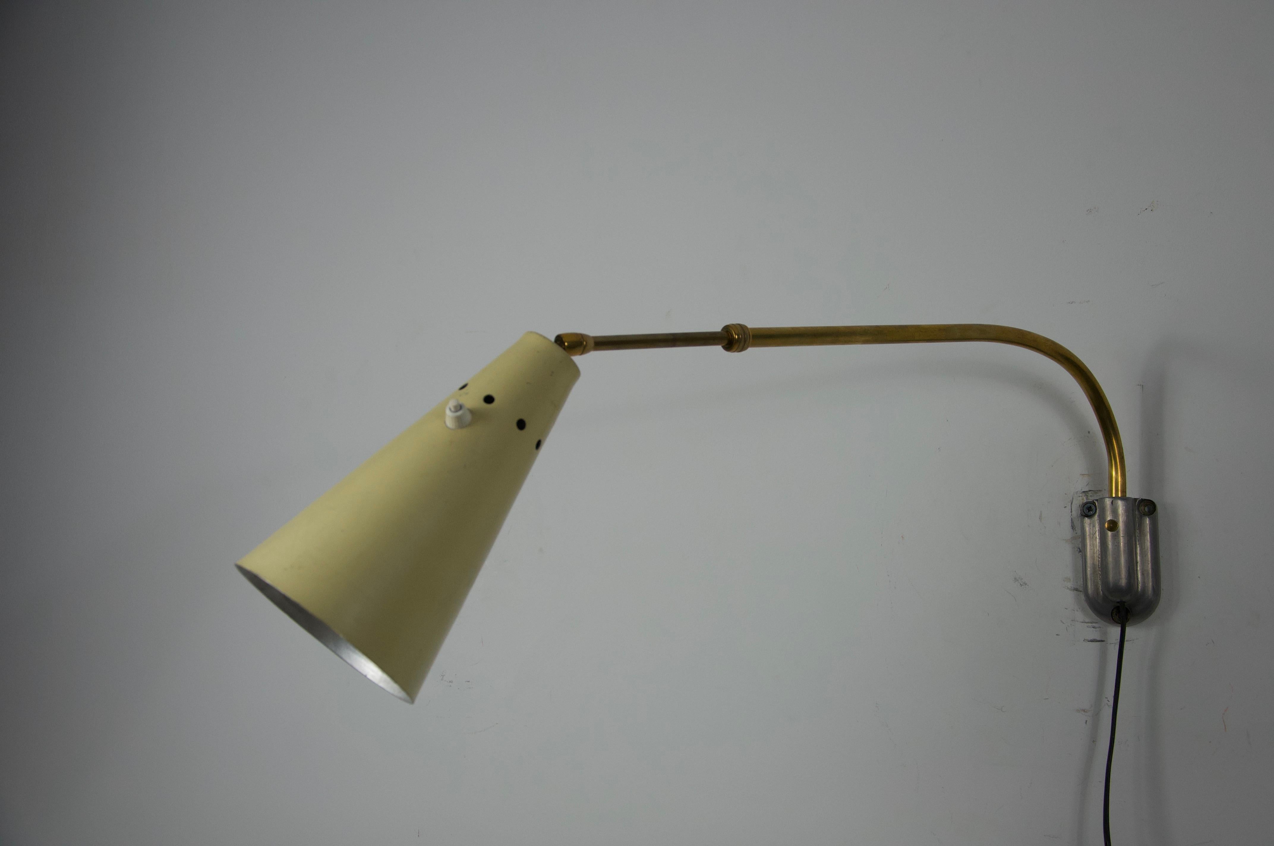 Aplique regulable de latón attr. a Oluce, Italia, años 60 Latón en venta