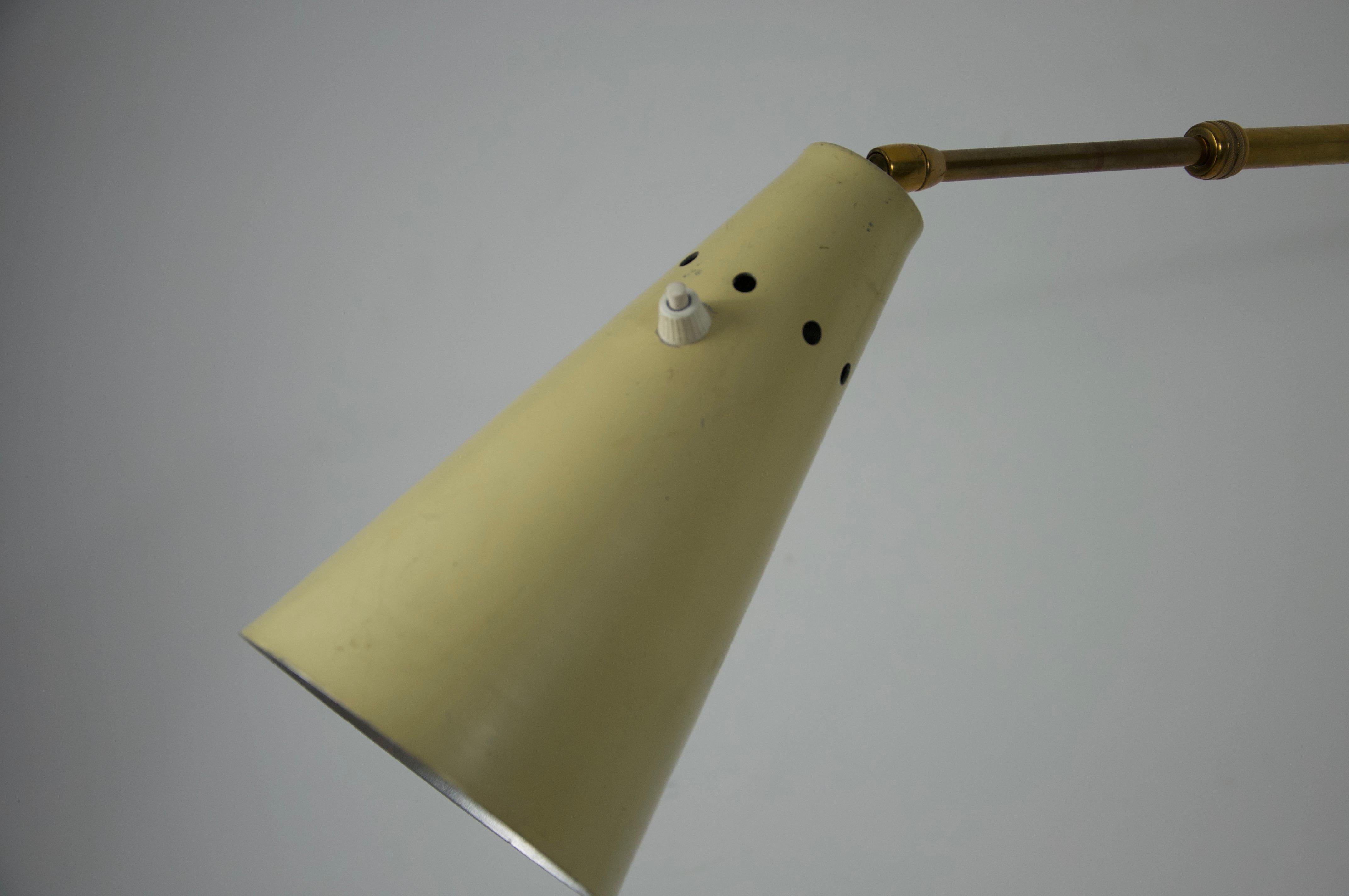 Aplique regulable de latón attr. a Oluce, Italia, años 60 en venta 1