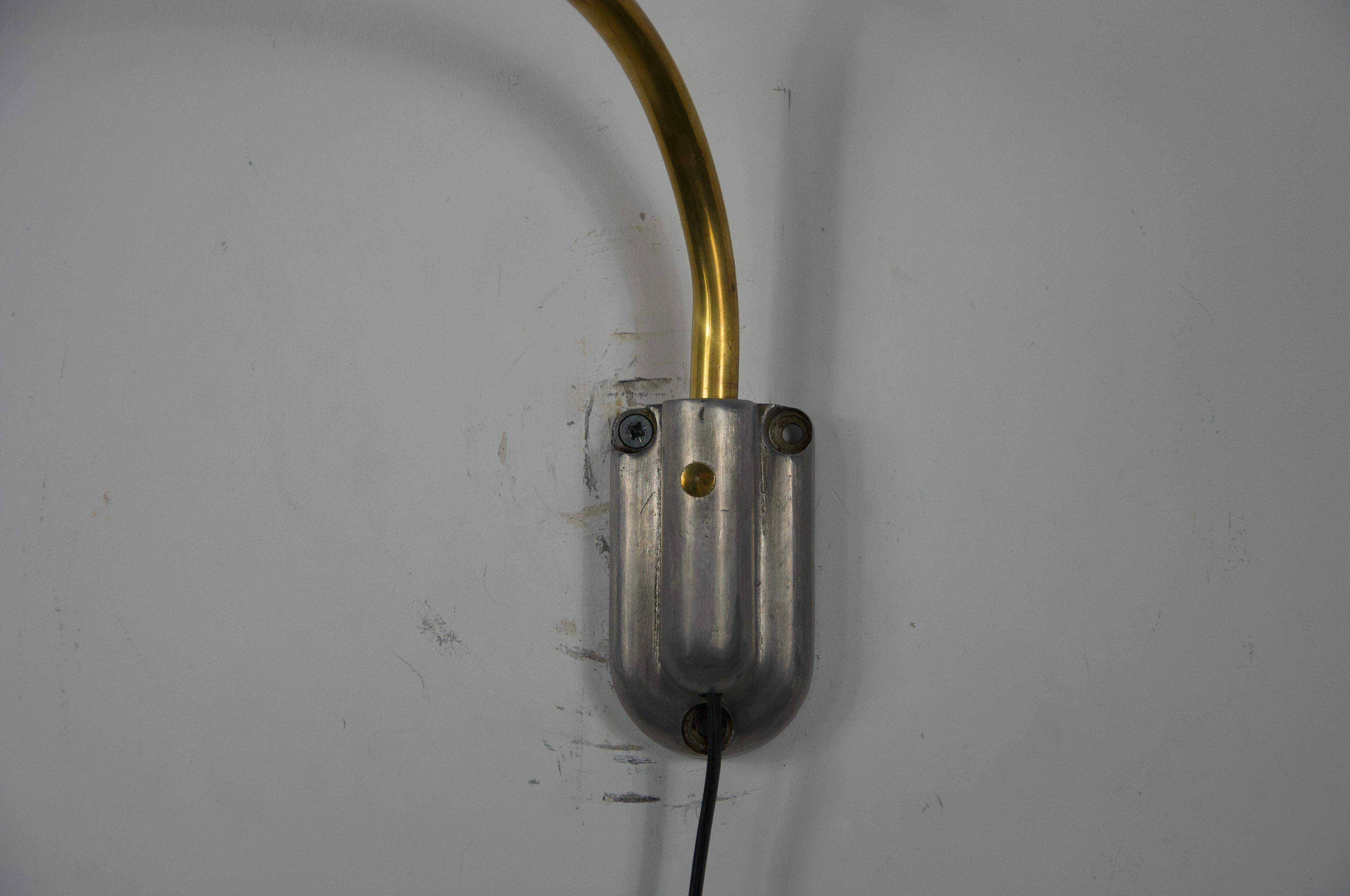 Aplique regulable de latón attr. a Oluce, Italia, años 60 en venta 2