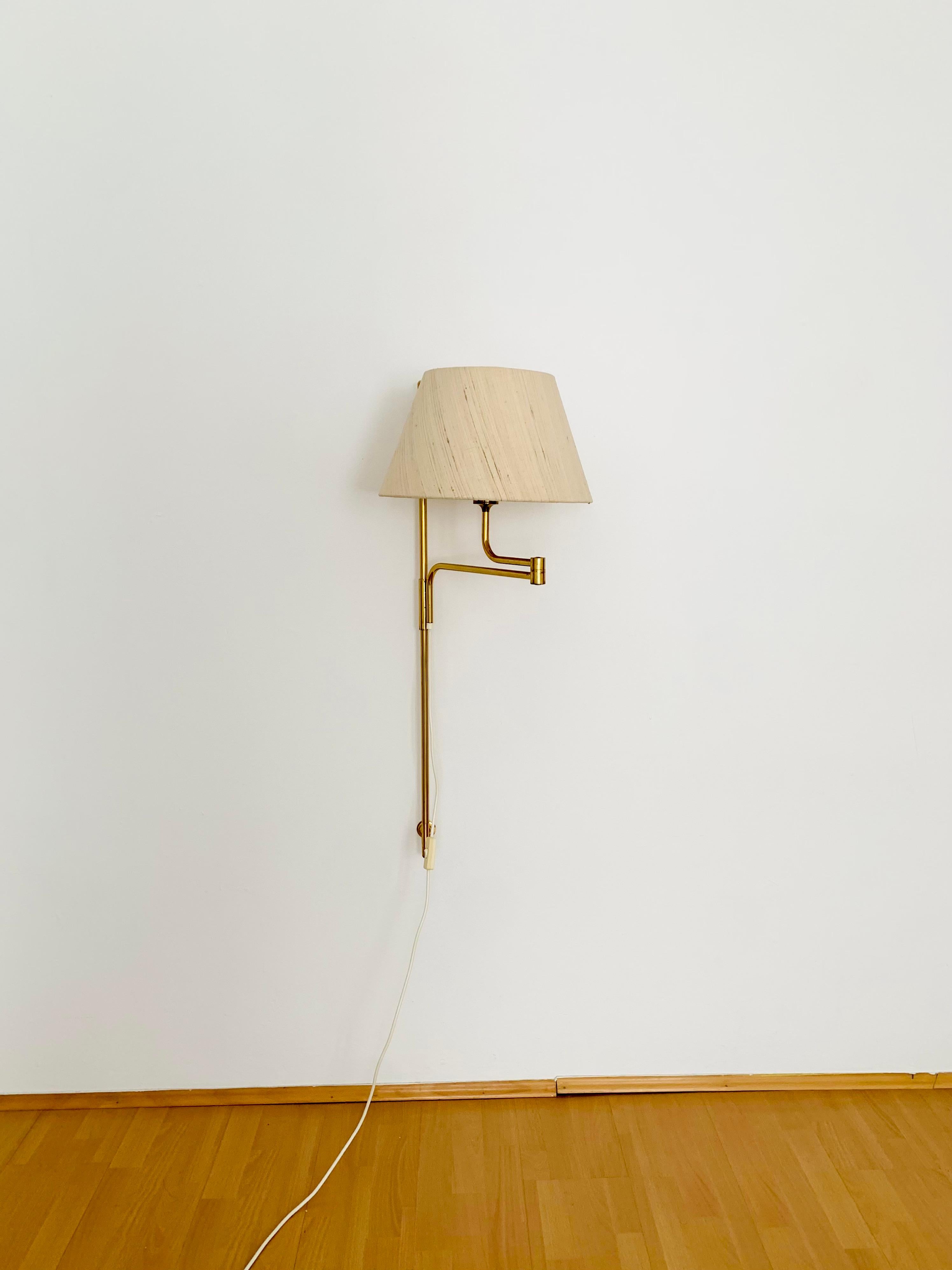 Very nice, height-adjustable brass wall lamp from the 1970s.
The design and the very beautiful details create a very noble and pleasant light.
The lamp creates a very cozy atmosphere and is of very high quality.
Infinitely adjustable.

Design: