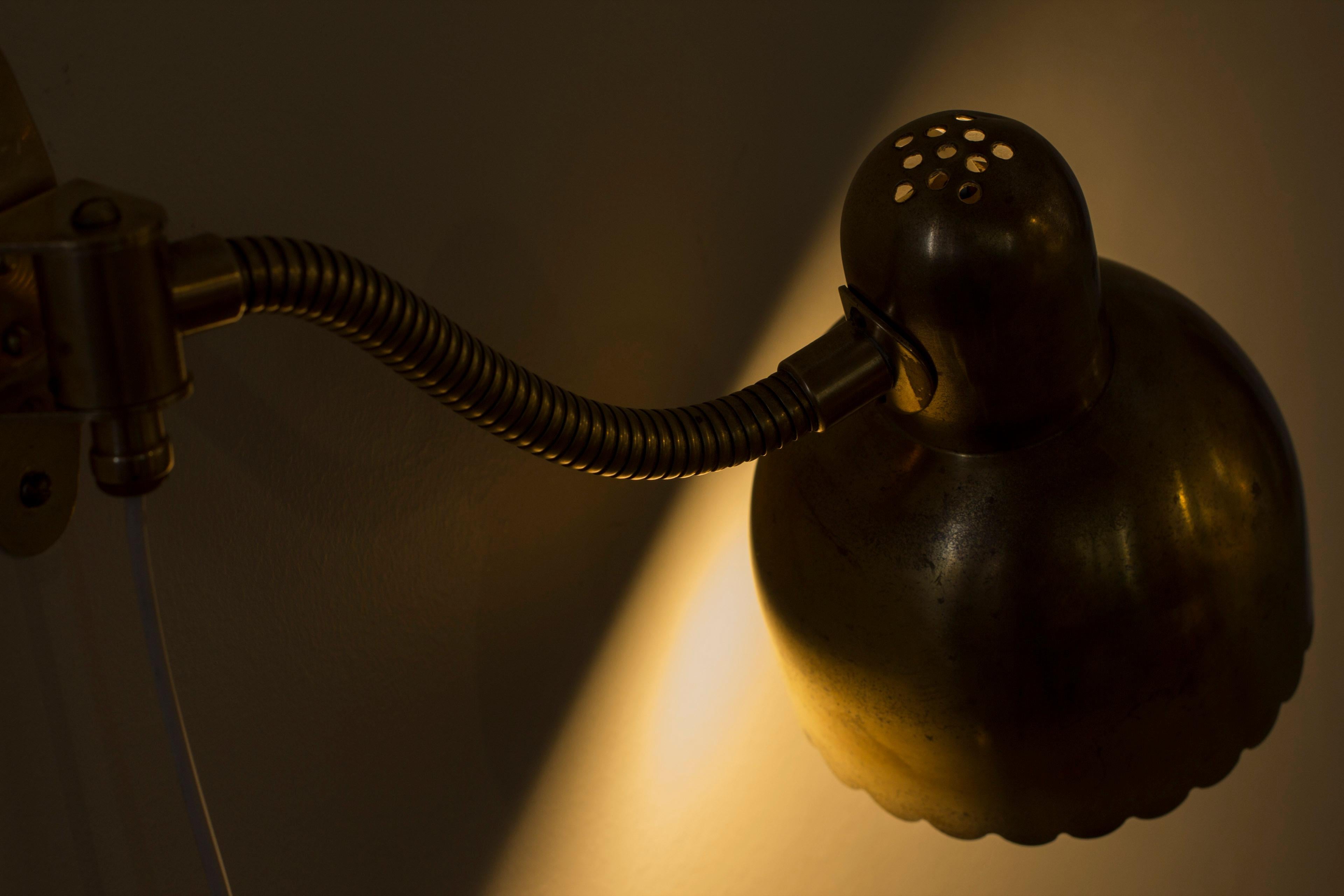 Adjustable Brass wall lamp no. 191 by E. Hansson & Co, Sweden Swedish modern In Good Condition For Sale In Hägersten, SE