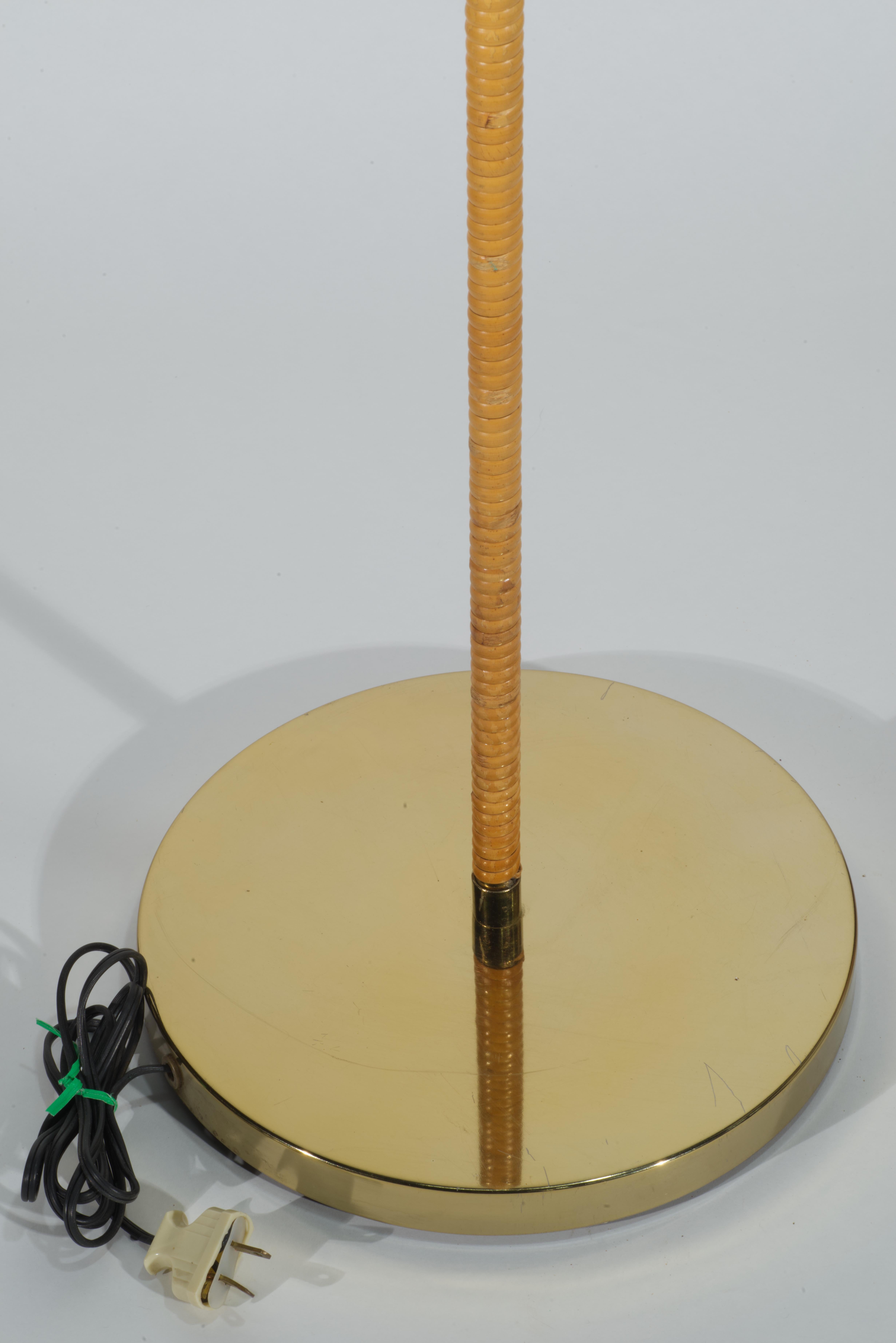 Lampadaire de lecture réglable en laiton avec enveloppe en rotin en vente 2