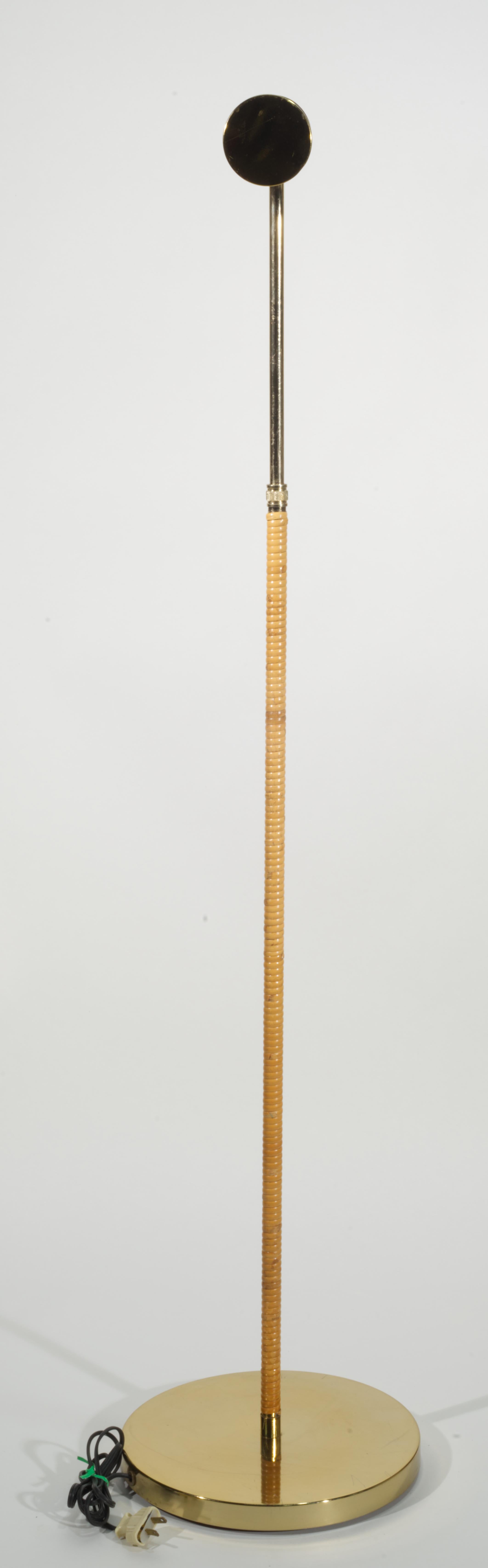 Lampadaire de lecture réglable en laiton avec enveloppe en rotin en vente 3