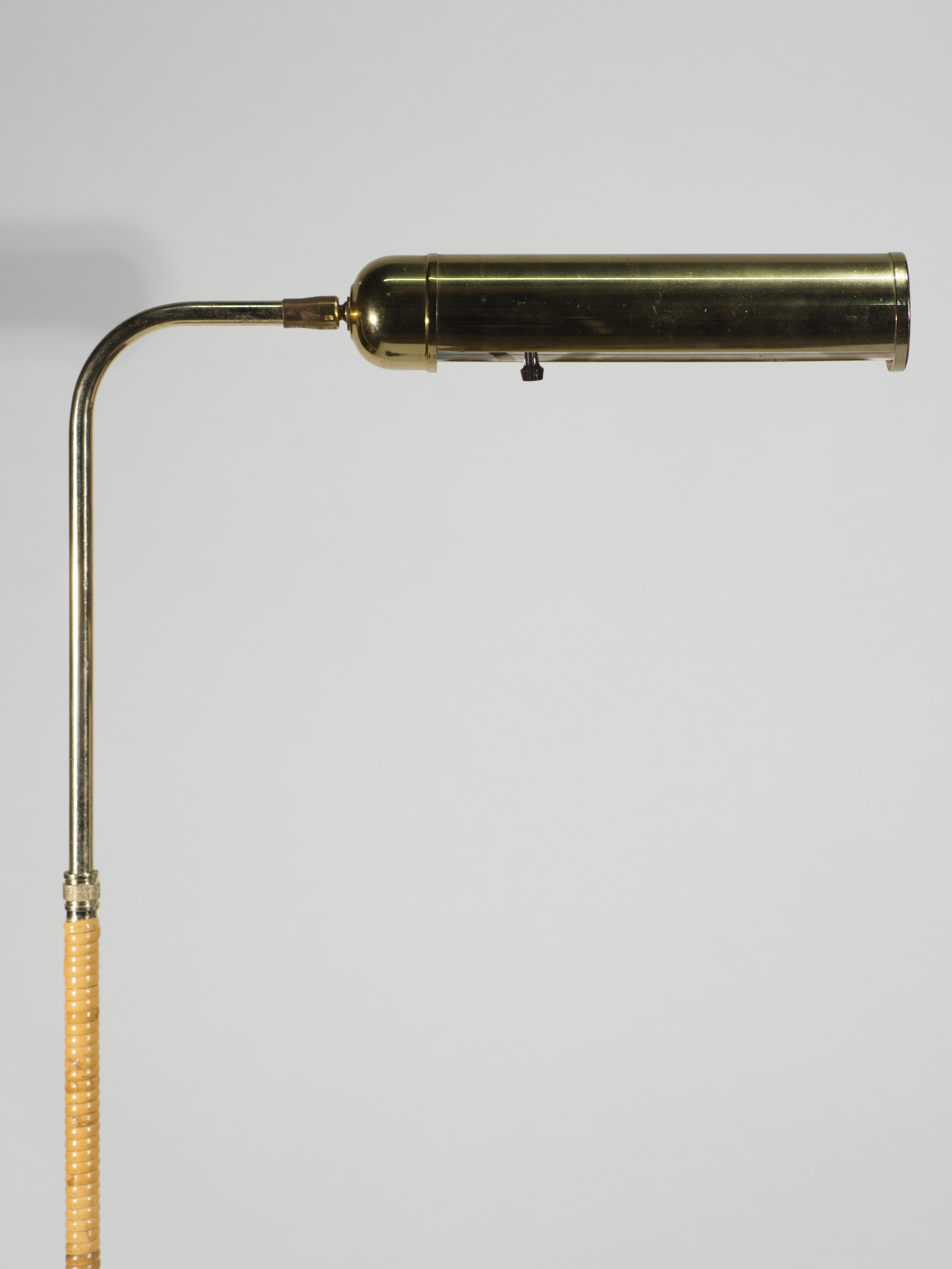 Américain Lampadaire de lecture réglable en laiton avec enveloppe en rotin en vente