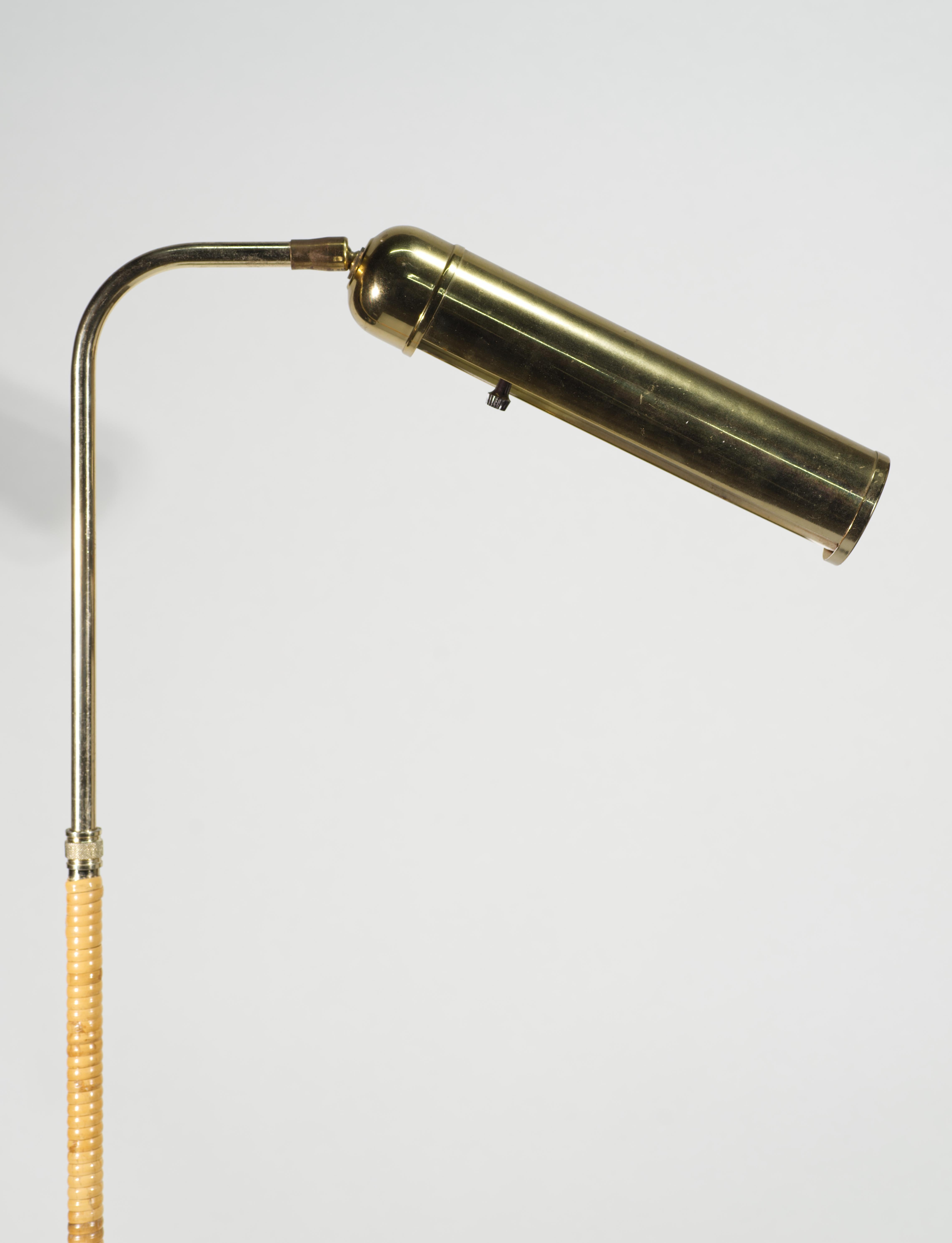 Fait main Lampadaire de lecture réglable en laiton avec enveloppe en rotin en vente