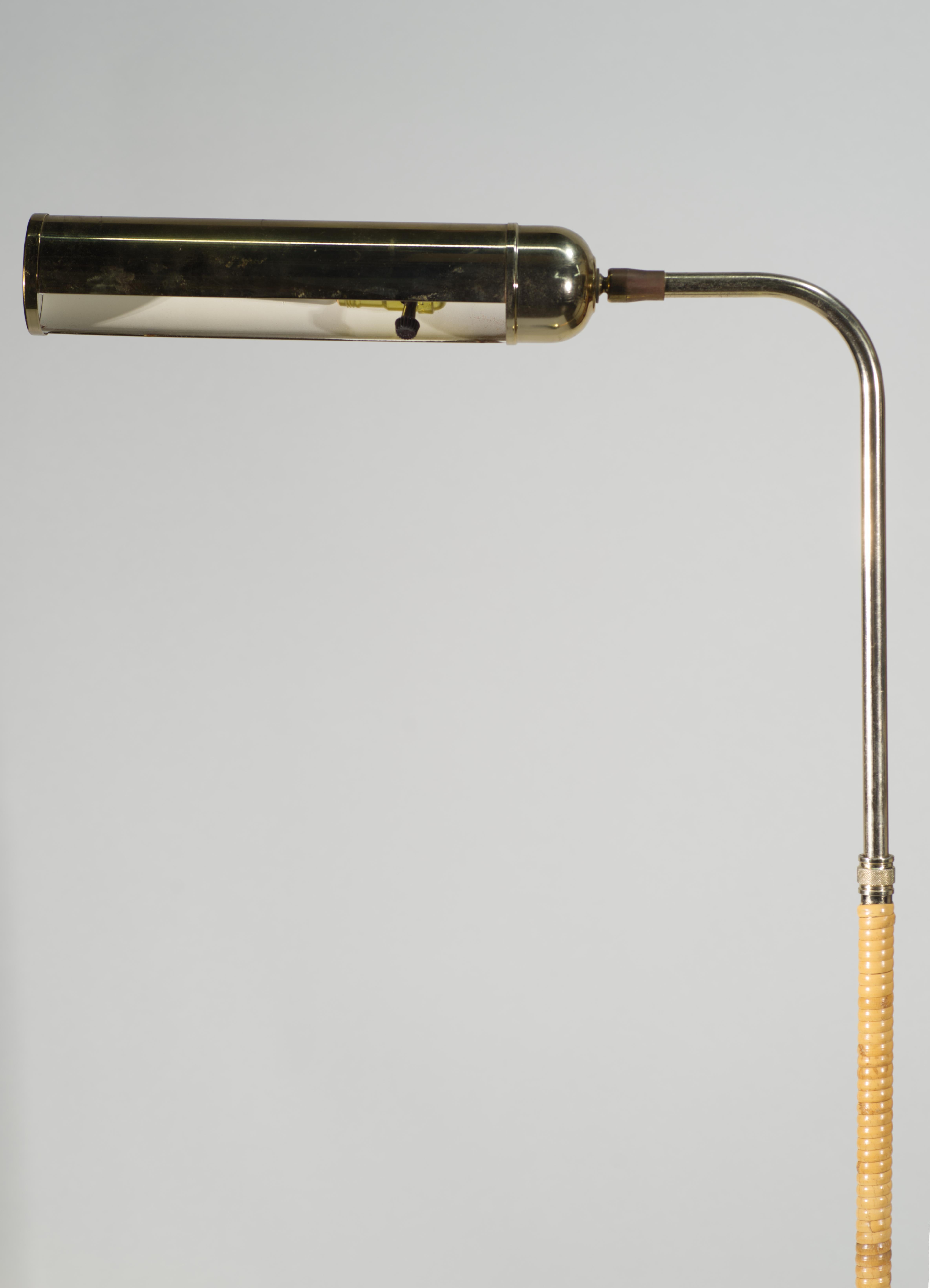 20ième siècle Lampadaire de lecture réglable en laiton avec enveloppe en rotin en vente