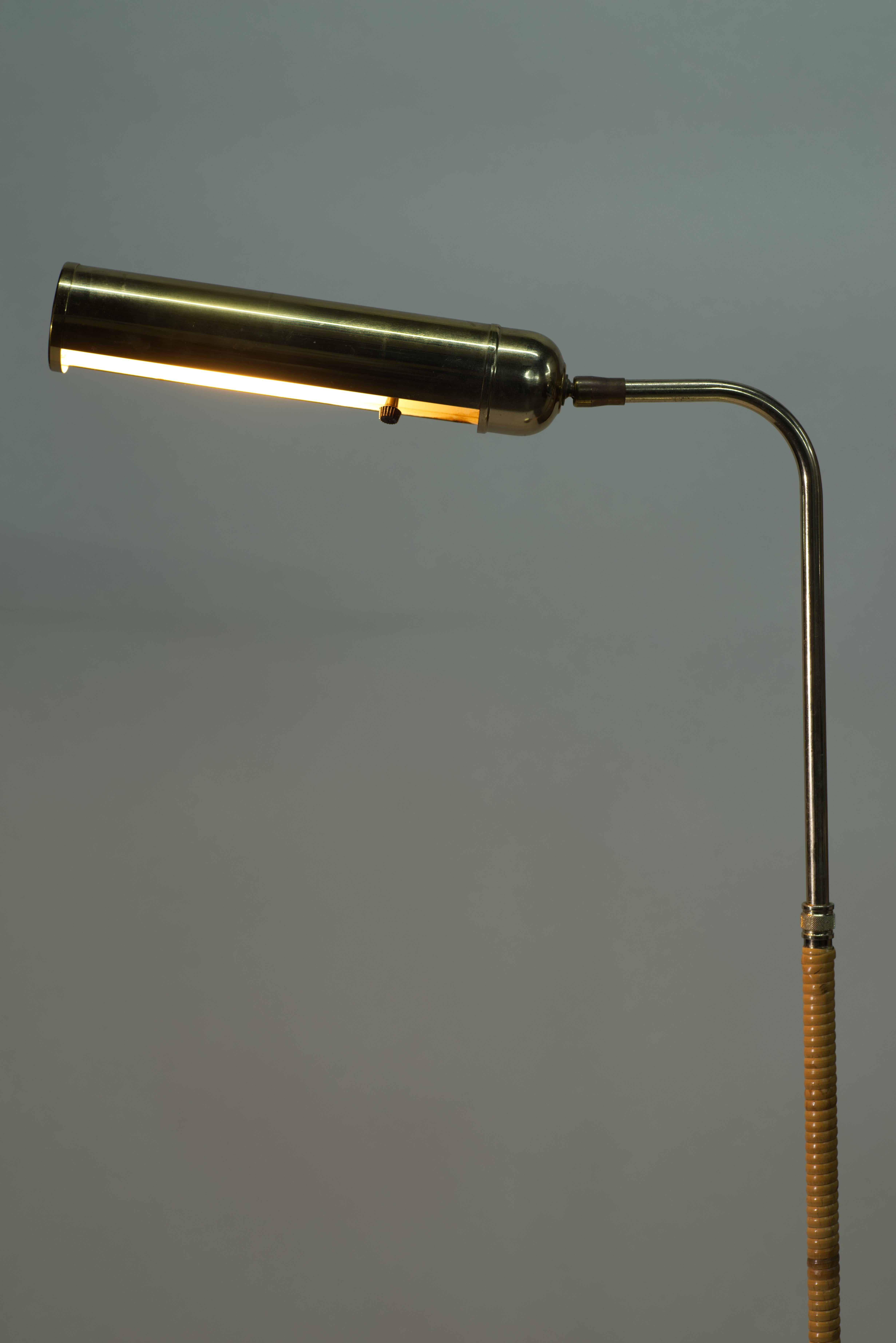 Métal Lampadaire de lecture réglable en laiton avec enveloppe en rotin en vente