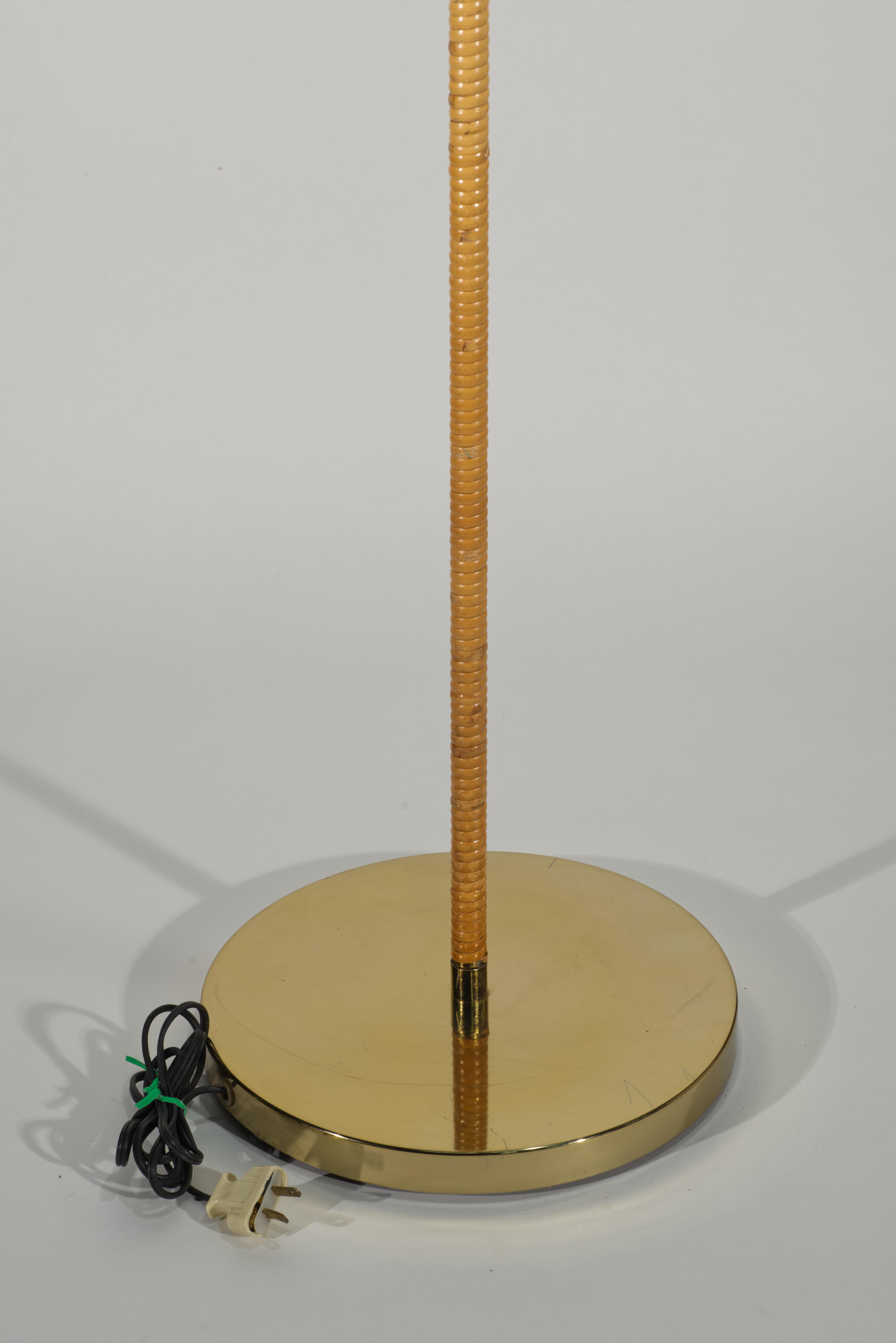 Lampadaire de lecture réglable en laiton avec enveloppe en rotin en vente 1